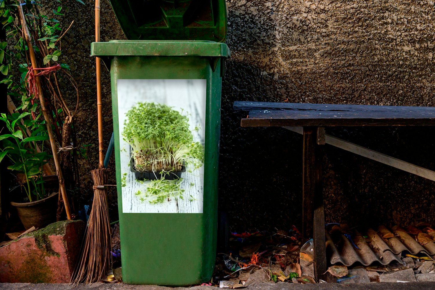 Container, MuchoWow St), Mülltonne, Mülleimer-aufkleber, grüne Frische Kresse (1 auf Hintergrund Abfalbehälter Sticker, weißem Wandsticker