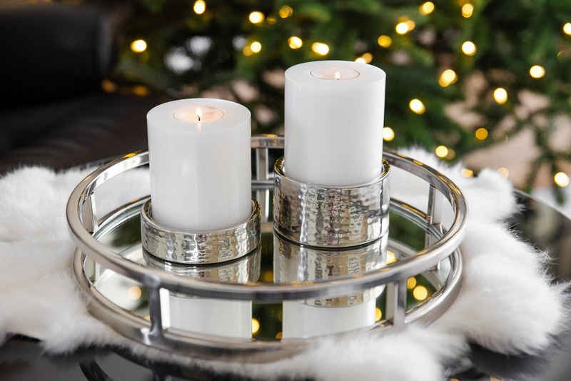 EDZARD Kerzenständer Luca, Höhe 2,5/5 cm, Ø 7,5 cm, Kerzenleuchter aus hochglanzpoliertem Edelstahl, Kerzenhalter für Stumpenkerzen, gehämmerte Silber-Optik