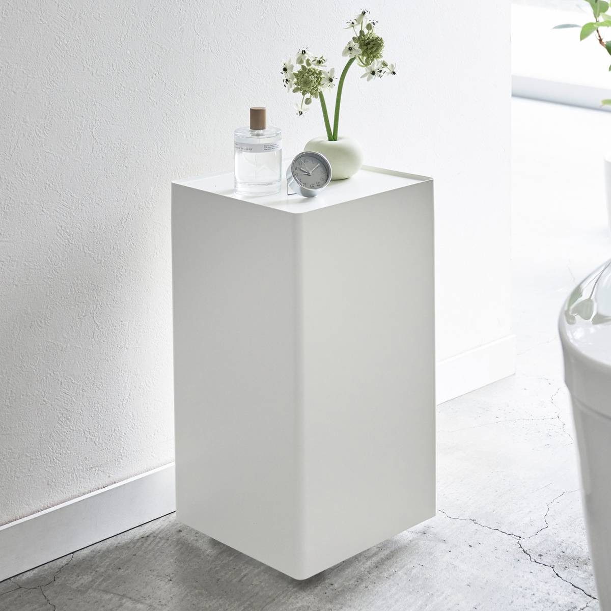 Yamazaki Toiletten-Ersatzrollenhalter "Tower" Toilettenpapier Aufbewahrung WC-Rollen Ersatzrollen 23x43x23cm, Toilettenpapierständer, bis zu 12 Rollen, auf Rollen mit Ablage