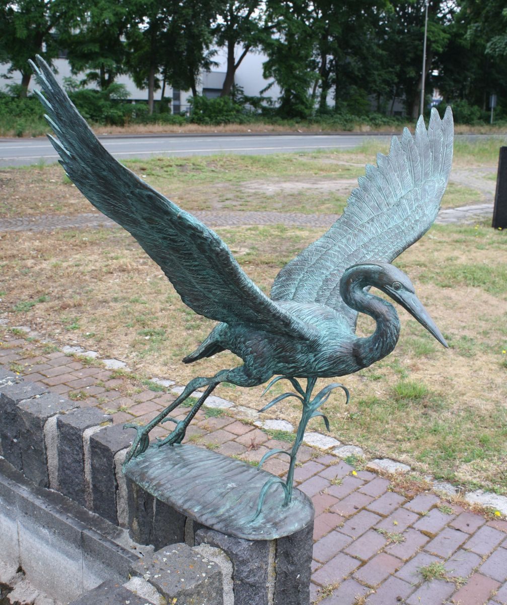 Bronzeskulpturen Skulptur Bronzefigur fliegender Fischreiher