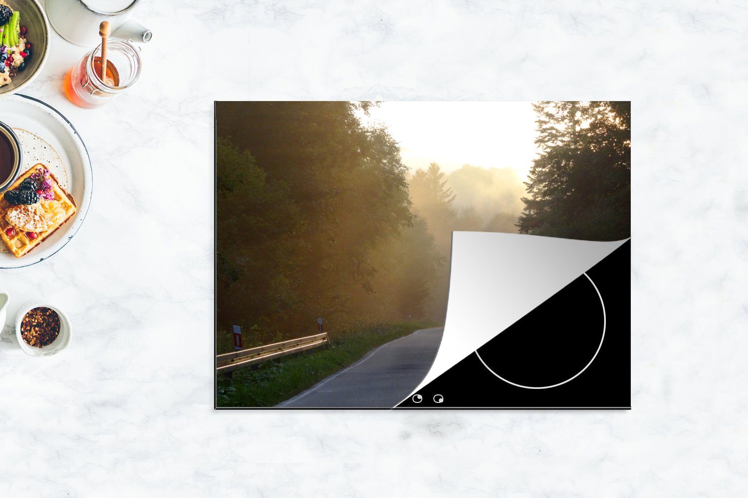 Sonnenuntergang den (1 Mobile Vinyl, nutzbar, Herdblende-/Abdeckplatte tlg), Bieszczady-Nationalpark MuchoWow 70x52 cm, Ceranfeldabdeckung durch Arbeitsfläche in, Eine Straße bei