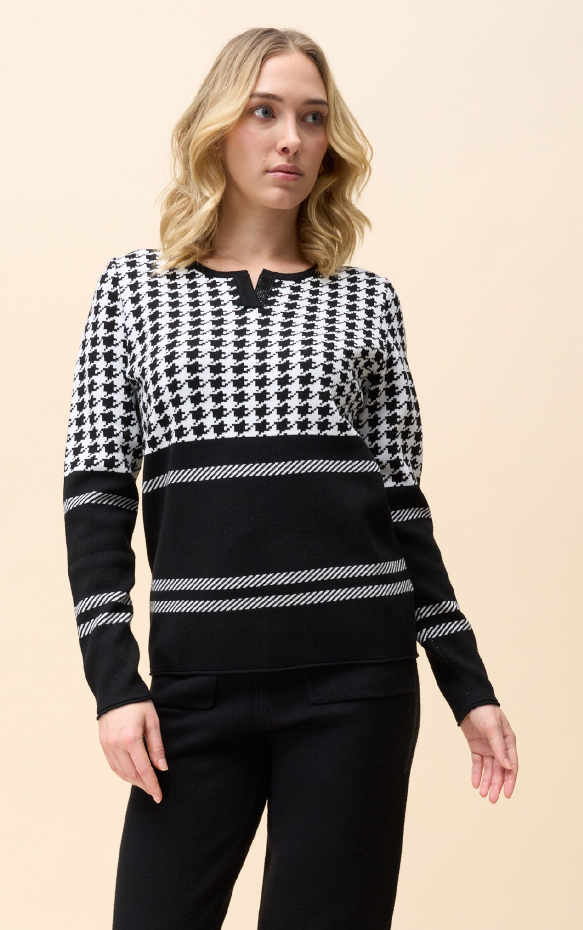 Strickpullover in Schwarz und Weiß mit Hahnentritt- und Streifenmuster