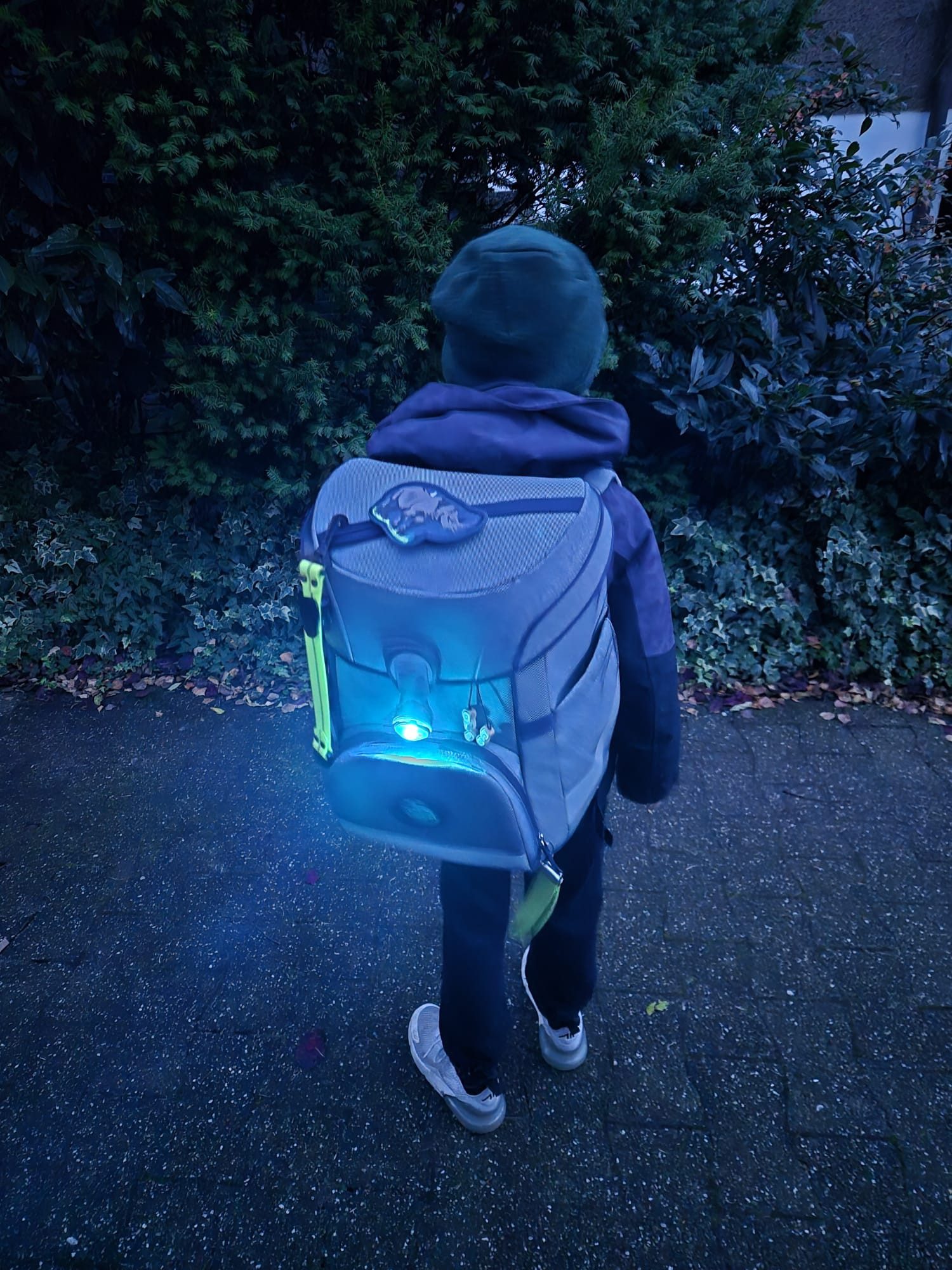 Illes-Laedchen LED Blinklicht LED Rucksack Blinklicht Schulranzen Licht USB - C wasserdicht, SOS Blinklicht für Kinder und Erwachsene - ein Licht - viele Farben
