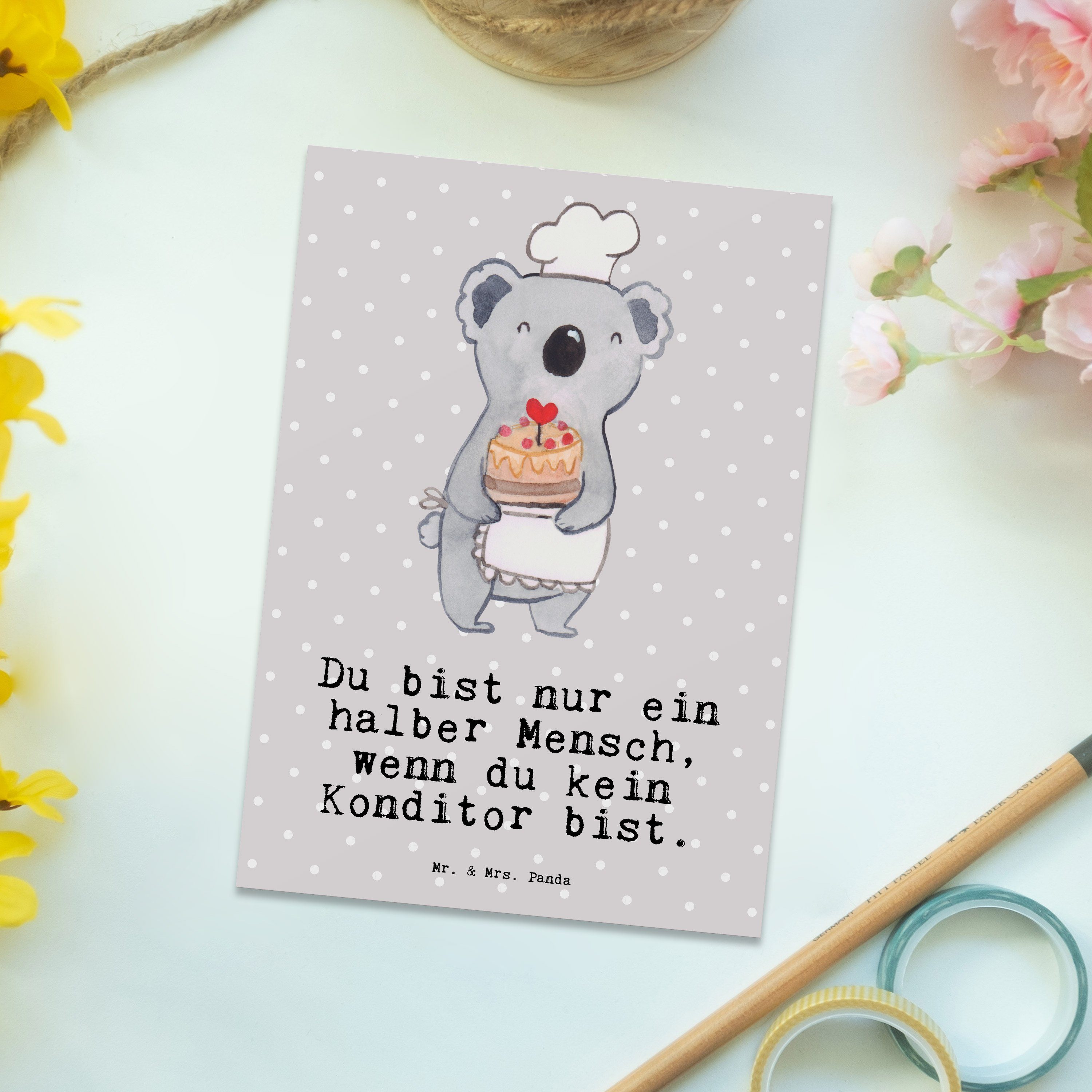 Mrs. Gesche Postkarte Grau - Konditor Jubiläum, & Mr. mit Panda Herz - Bäcker, Geschenk, Pastell