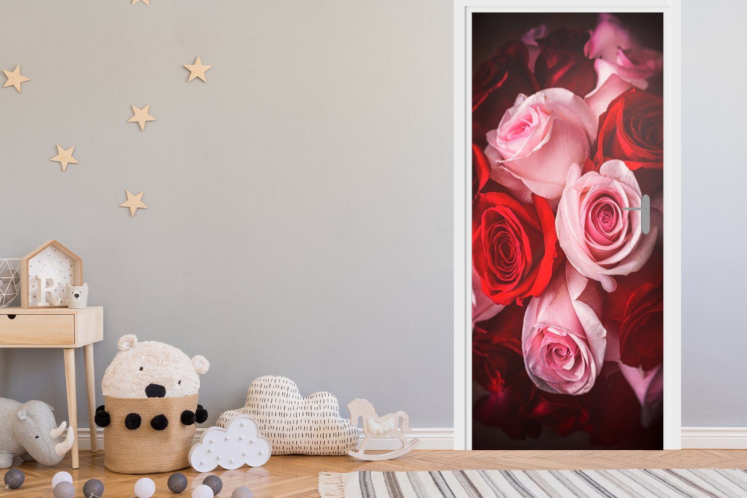MuchoWow Türtapete Nahaufnahme eines Fototapete roten rosa Türaufkleber, bedruckt, (1 St), Tür, Rosen, und aus Matt, Straußes cm für 75x205