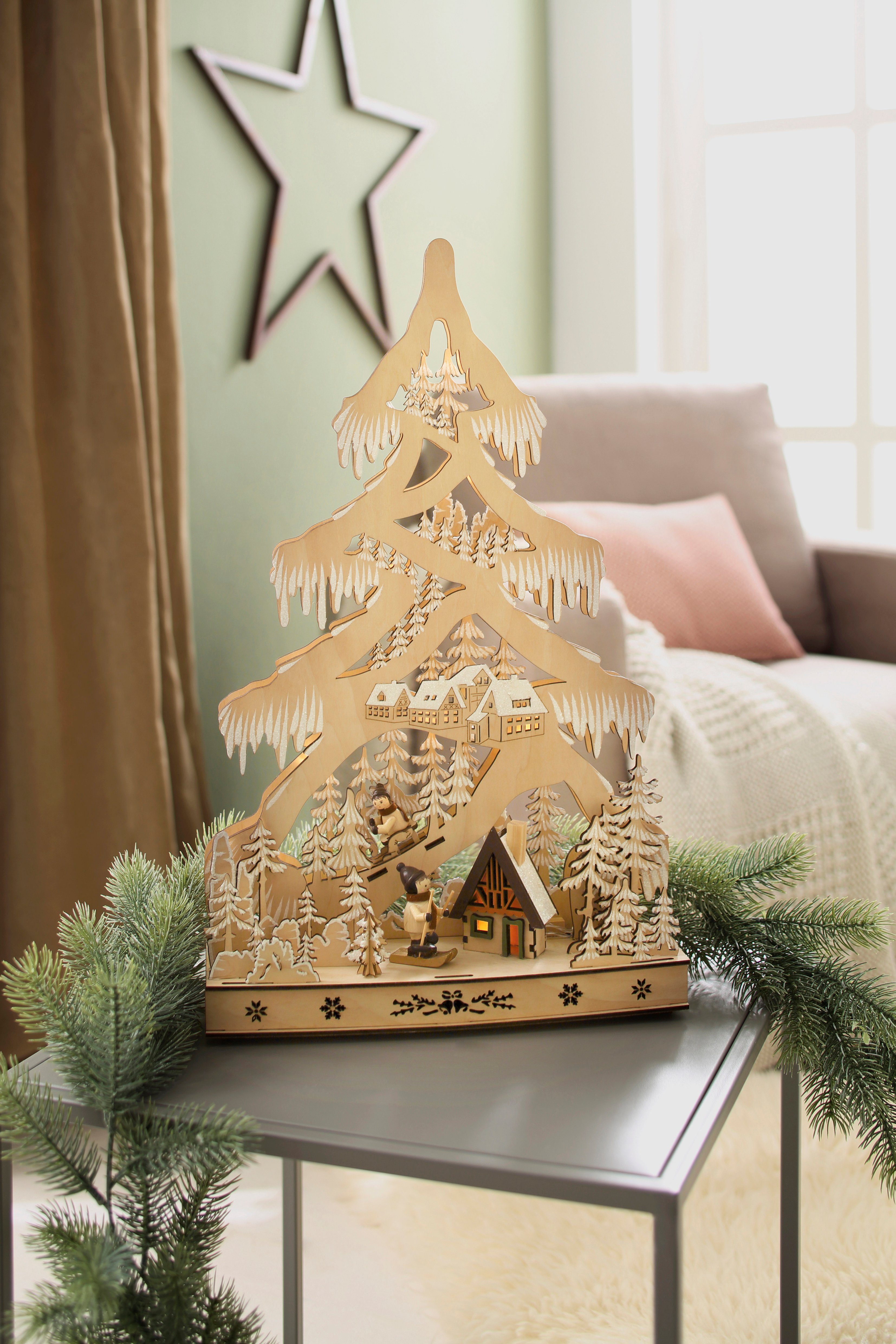 OTTO home Dekobaum Weihnachtsdeko, Schneelandschaft, LED Beleuchtung mit Timerfunktion, mit Hütte und Skifahrern, Höhe ca. 48 cm – Bild 5 von 5