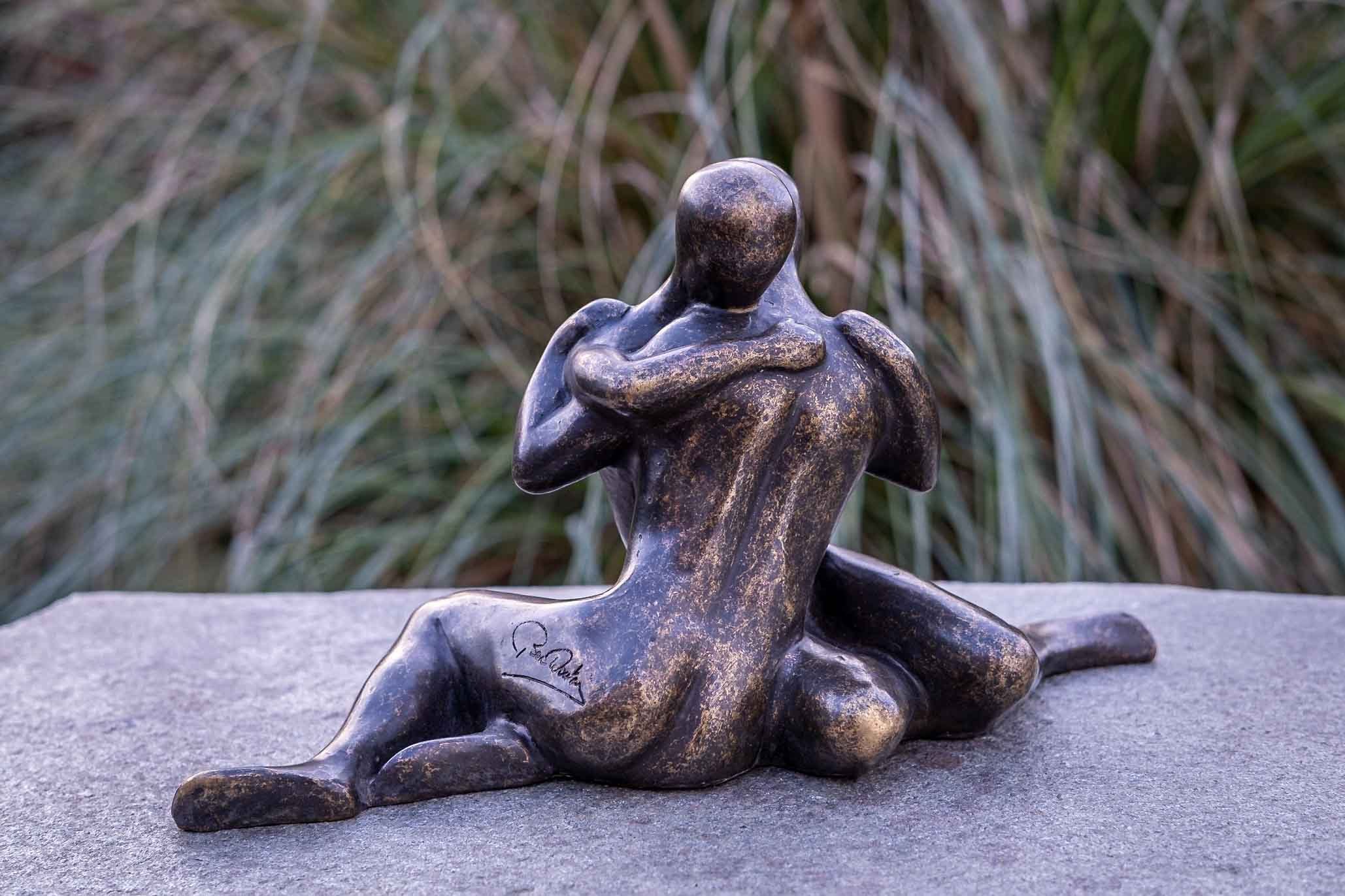 IDYL Gartenfigur IDYL Bronze-Skulptur Liebendes verschlungen, Bronze – sehr robust – Langlebig – witterungsbeständig gegen Frost, Regen und UV-Strahlung. Die Modelle werden in Wachsausschmelzverfahren in Bronze gegossen und von Hand patiniert.