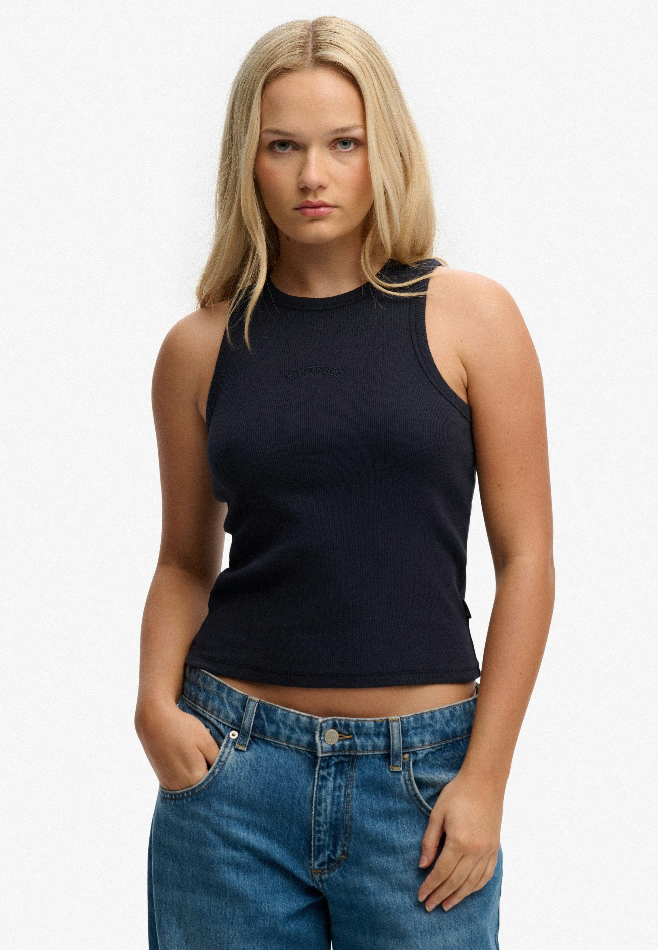 Superdry Tanktop ESSENTIAL LOGO RACER VEST aus Baumwolle, Regular Fit, mit Rundhalsausschnitt, ärmelloses Design