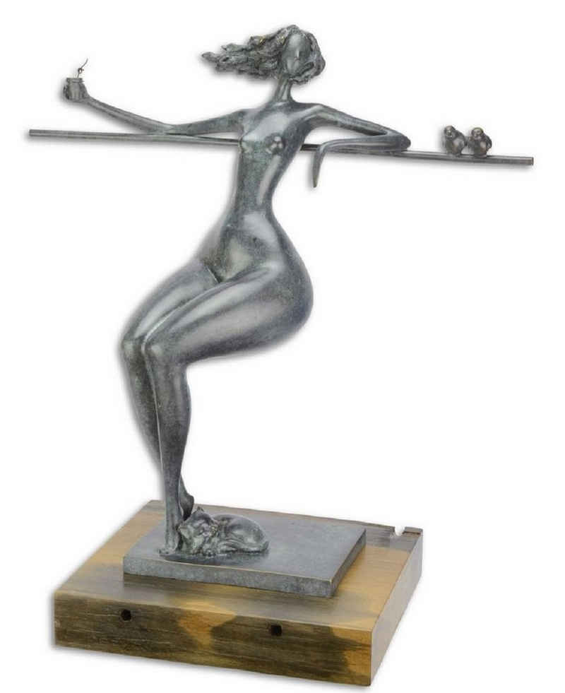Casa Padrino Dekofigur Designer Bronzefigur entspannende Frau Blau / Gold / Naturfarben 47 x 26,3 x H. 51,4 cm - Luxus Deko Bronze Skulptur mit Holzsockel