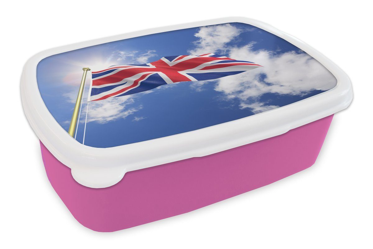 MuchoWow Lunchbox Die Flagge des Vereinigten Königreichs weht am Himmel, Kunststoff, (2-tlg), Brotbox für Erwachsene, Brotdose Kinder, Snackbox, Mädchen, Kunststoff rosa