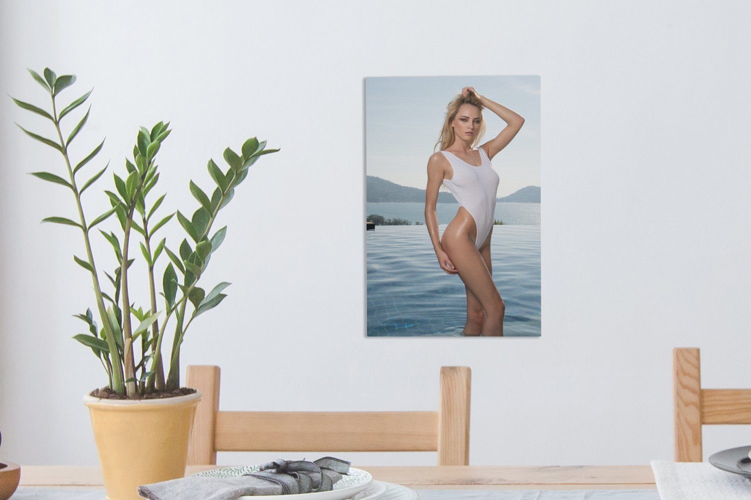 OneMillionCanvasses® Leinwandbild 20x30 Eine Frau in Gemälde, einem cm inkl. Zackenaufhänger, St), (1 fertig bespannt Badeanzug, weißen Leinwandbild