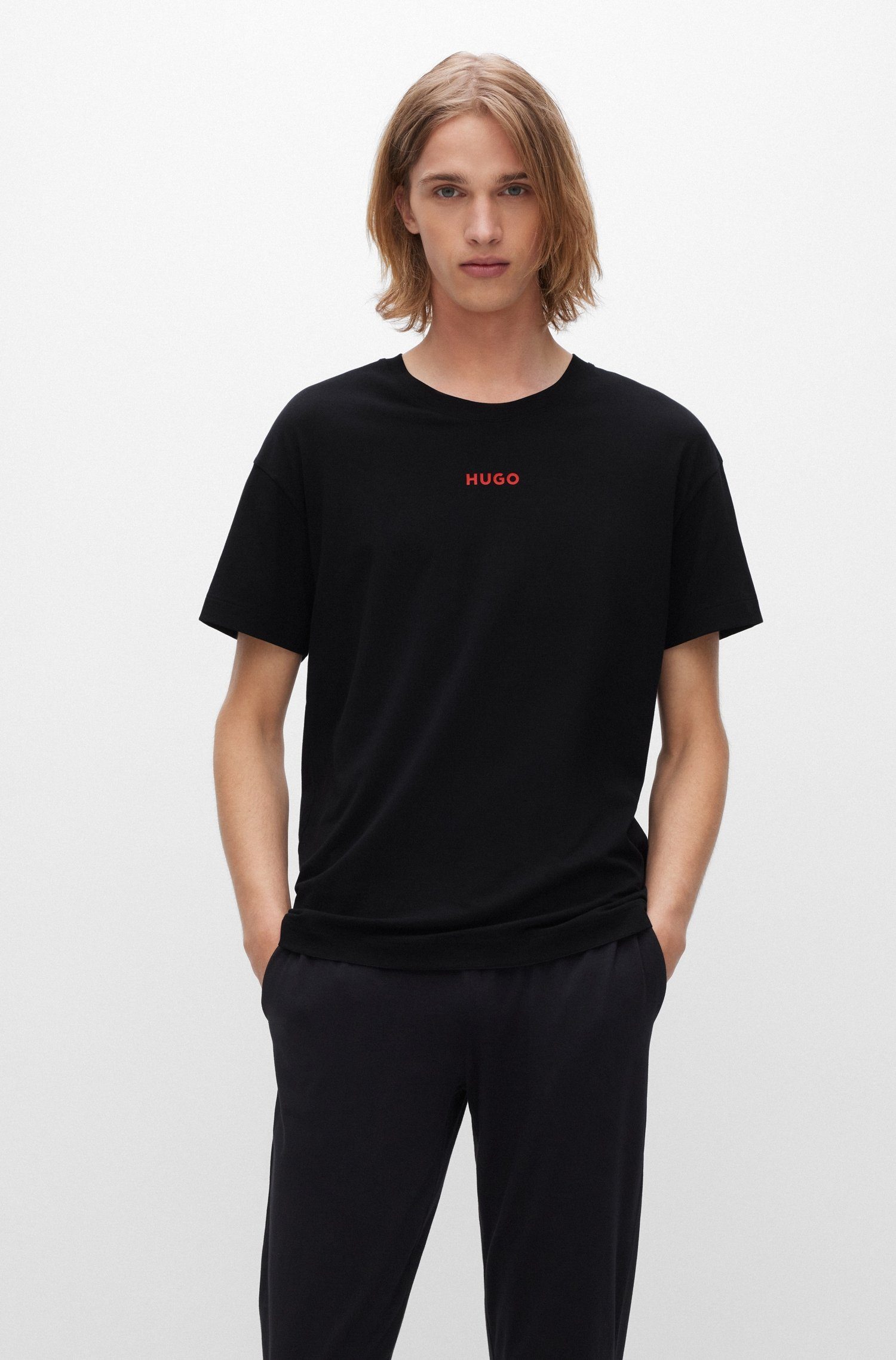 HUGO Rundhalsshirt Linked T-Shirt mit black auf Logo-Schriftzug Brust Hugo der 001