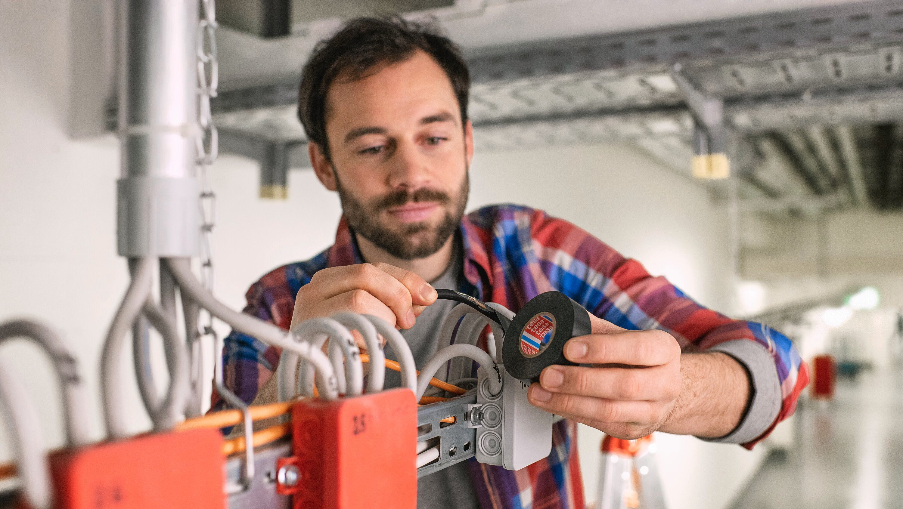 tesa Isolierband 10 x tesa® Isolierband 10 m : 15 mm - schwarz (Packung, 10-St., 10 x tesa Isolierband) Gummidichtung - selbstklebend & energiesparend - schwarz