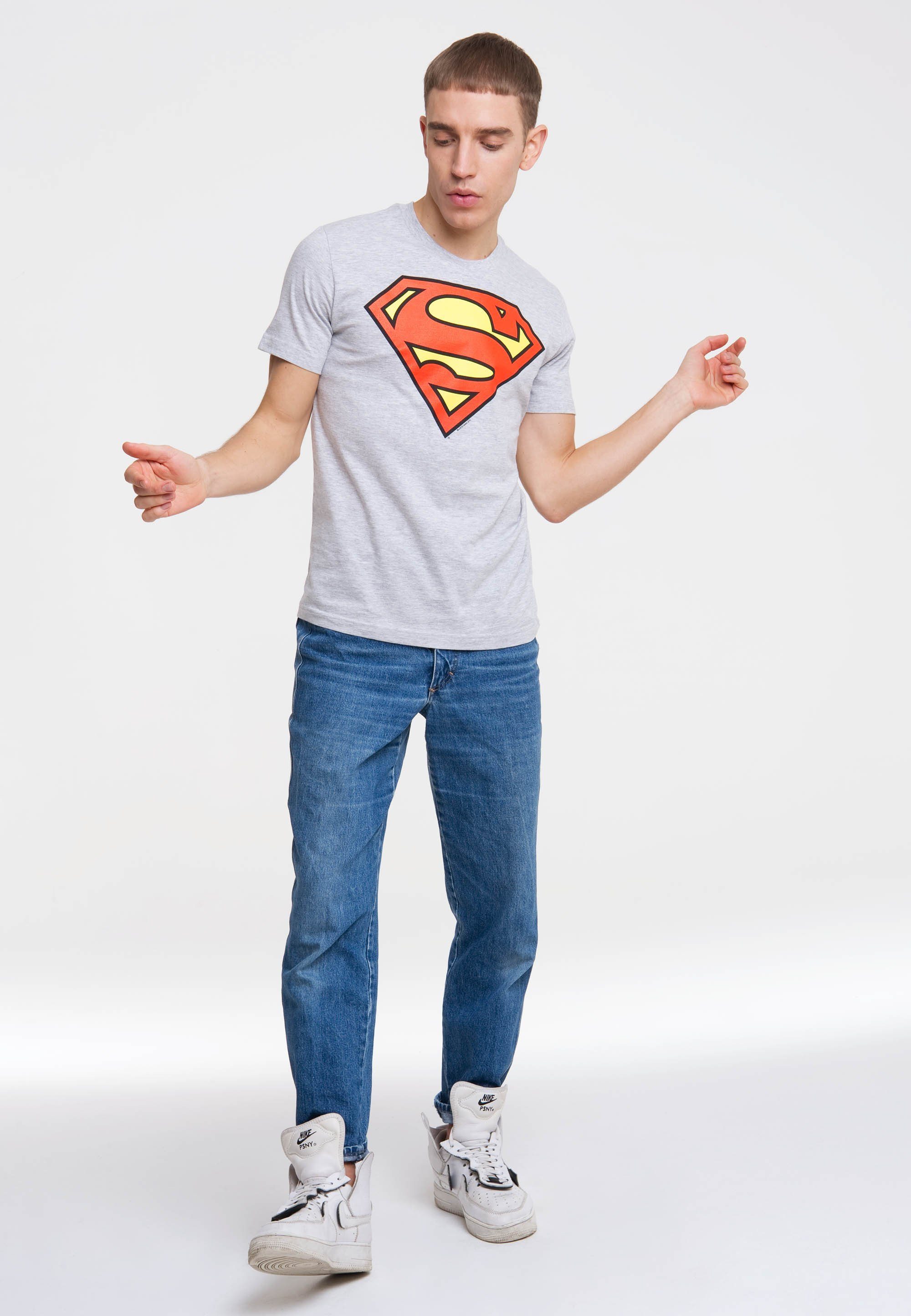 Rundhals-Ausschnitt LOGOSHIRT Bequeme klassischem mit - LOGO T-Shirt Superhelden-Logo, SUPERMAN dank Passform
