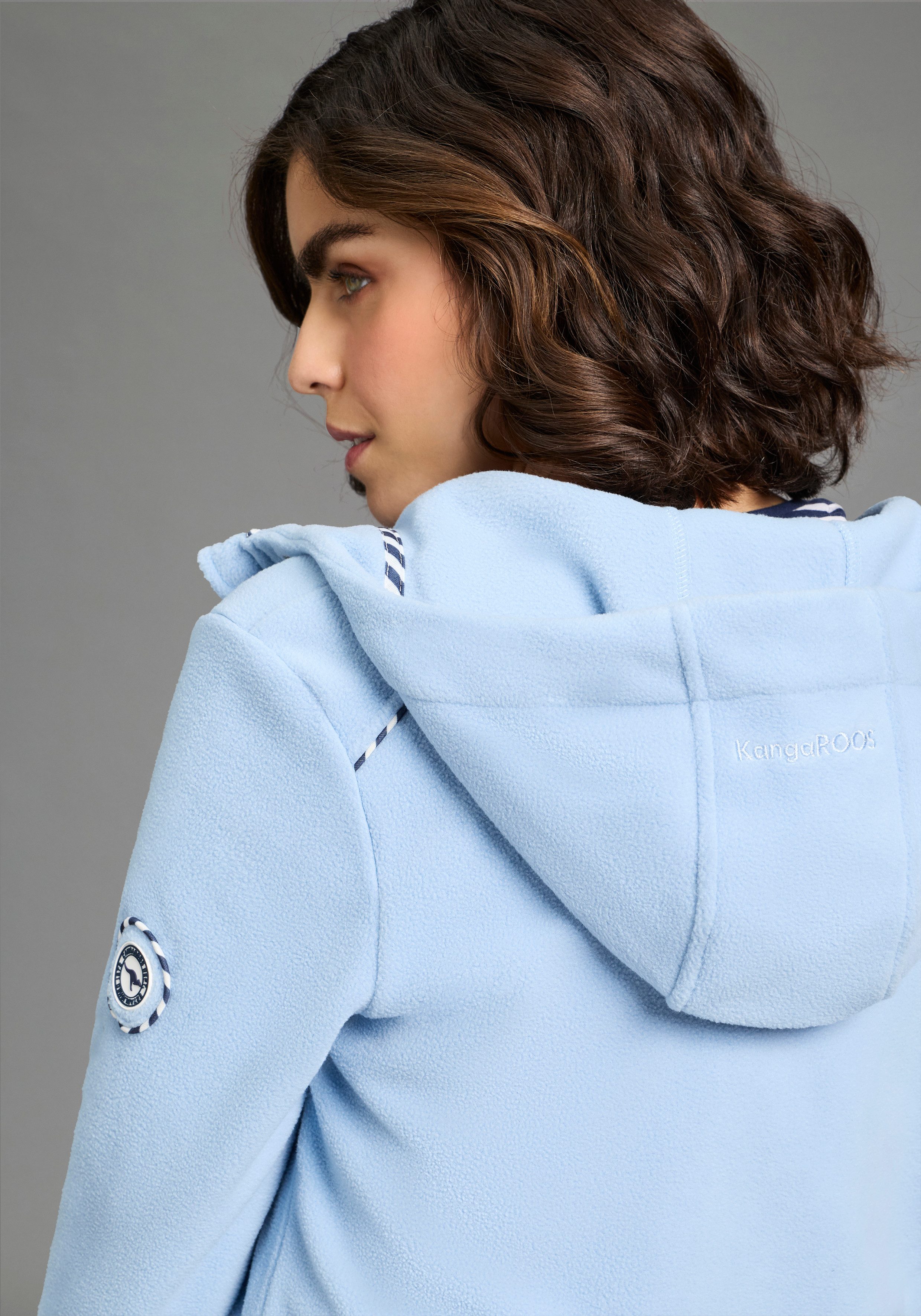 KangaROOS Fleecejacke figurbetonte Passform, mit Kapuze und Kordelzug, Übergangsjacke