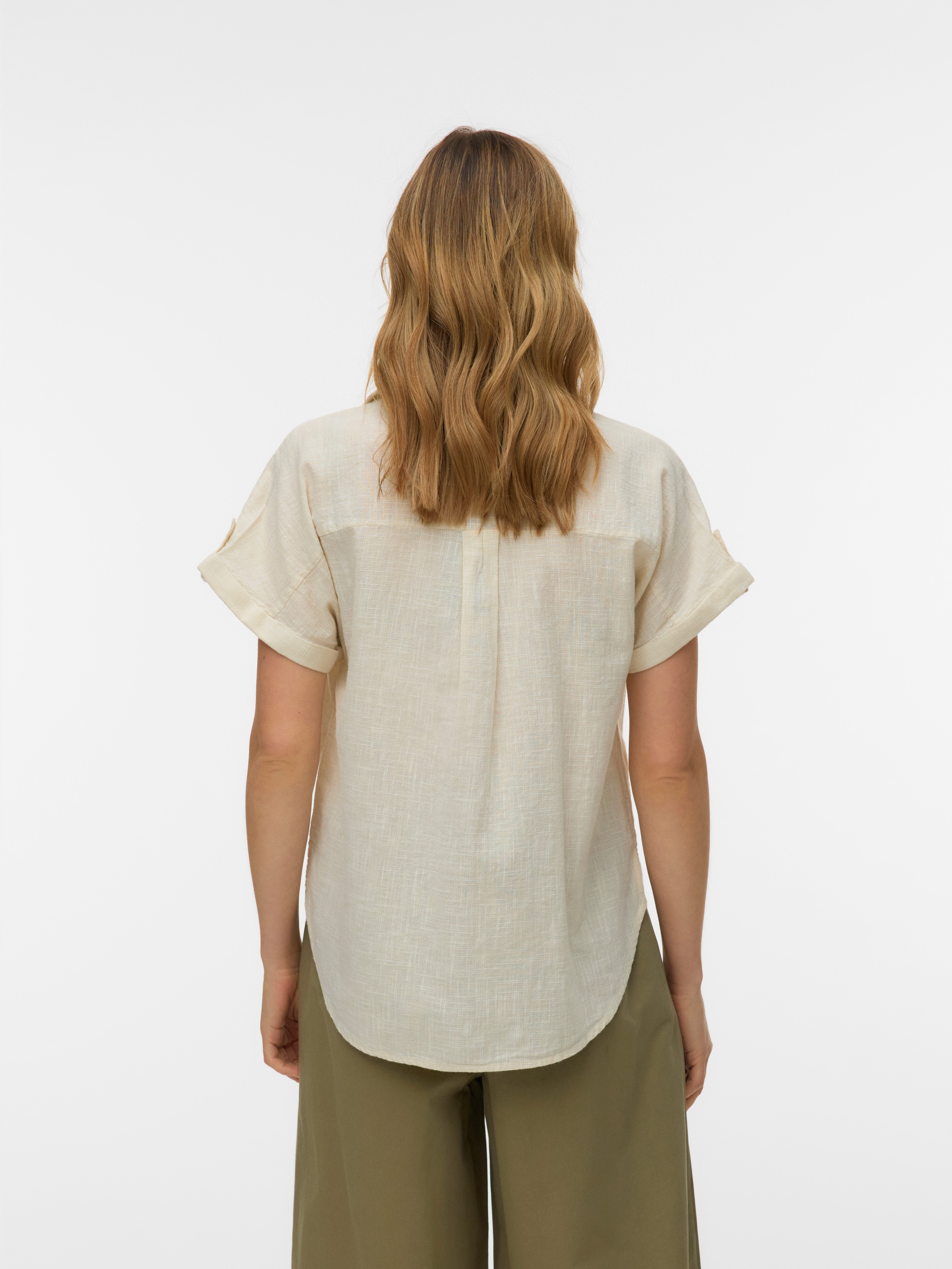 Vero Moda Kurzarmbluse VMTHILDE SS SHIRT WVN NOOS Baumwolle, Kurzarm mit Riegel, hinten etwas länger als vorn