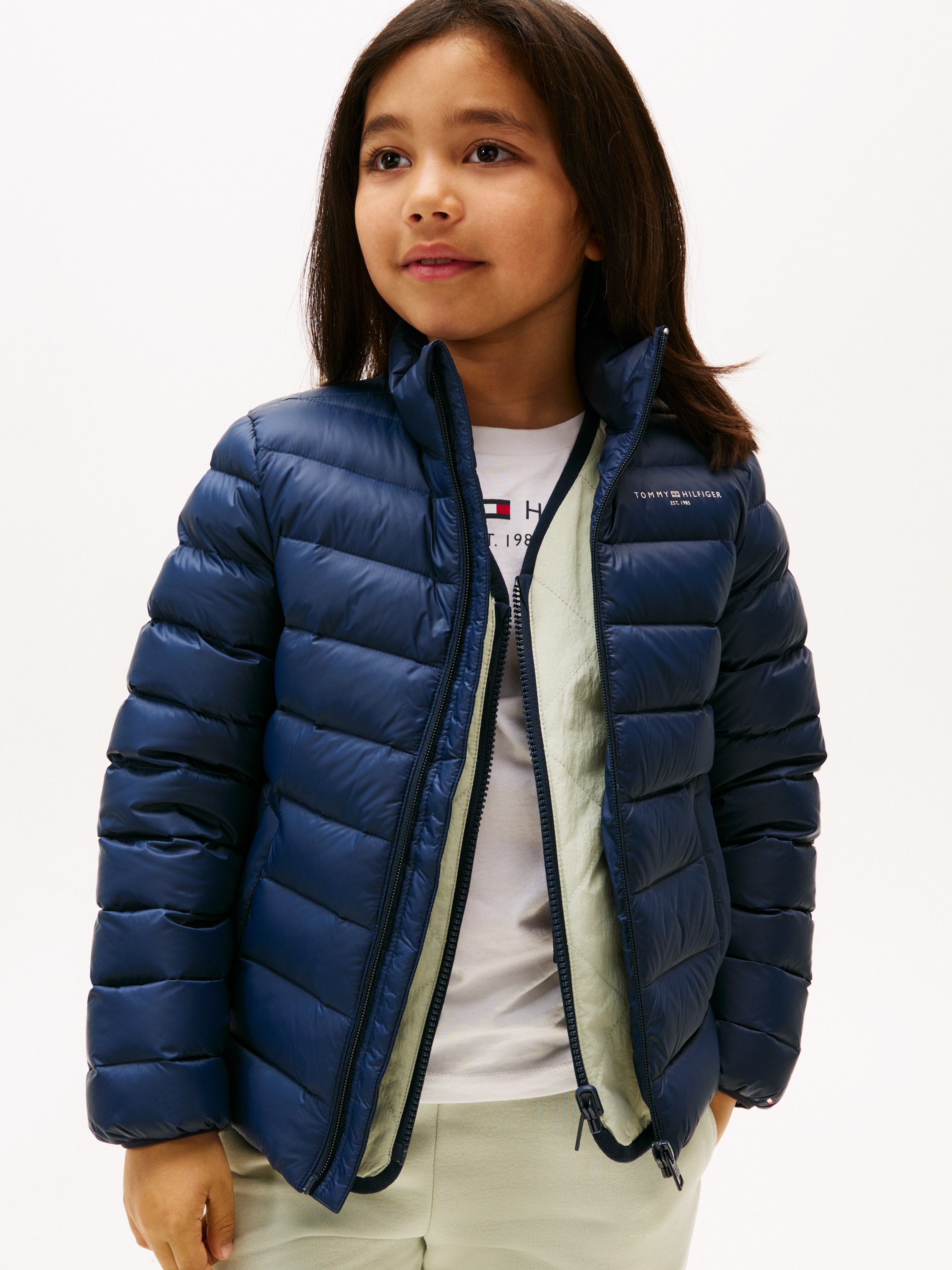 Tommy Hilfiger Steppjacke ESSENTIAL LIGHT DOWN JACKET für Kinder bis 16 Jahre, Logodruck auf der Brust