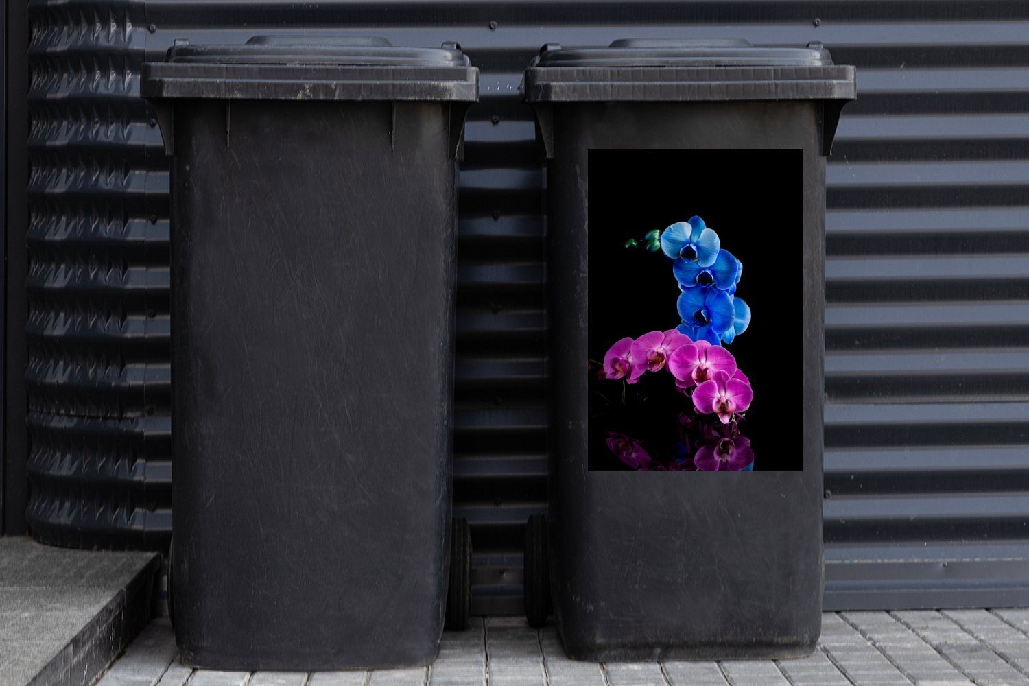 Mülltonne, und schwarzem Mülleimer-aufkleber, (1 Abfalbehälter St), MuchoWow rosa Container, Orchidee Blaue Hintergrund Wandsticker vor Sticker,