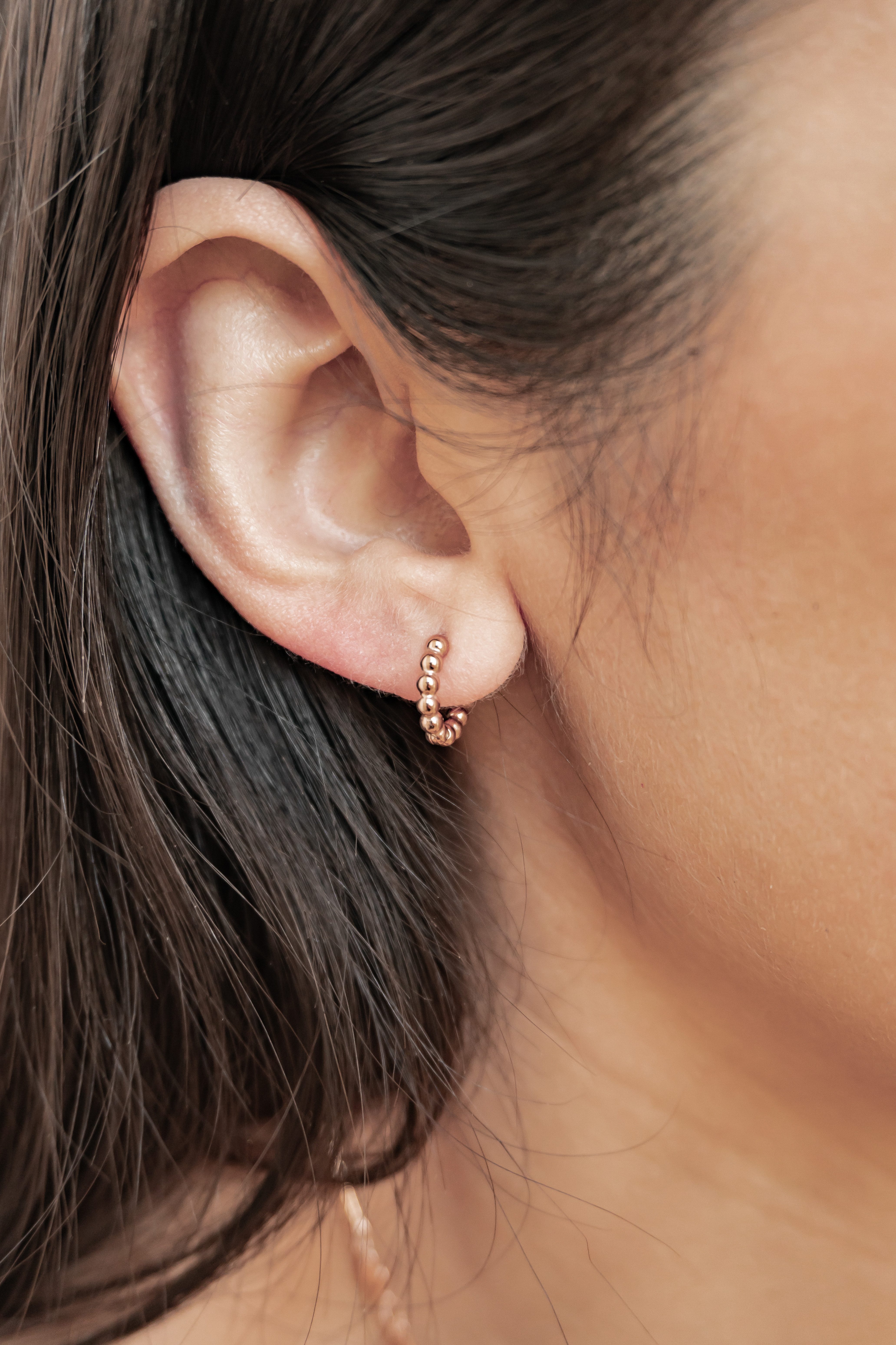 Hey Happiness Paar Creolen Kugel-Ohrringe im Beaded-Style aus Edelstahl, Ohrringe für Damen 18k vergoldet in 3 Größen