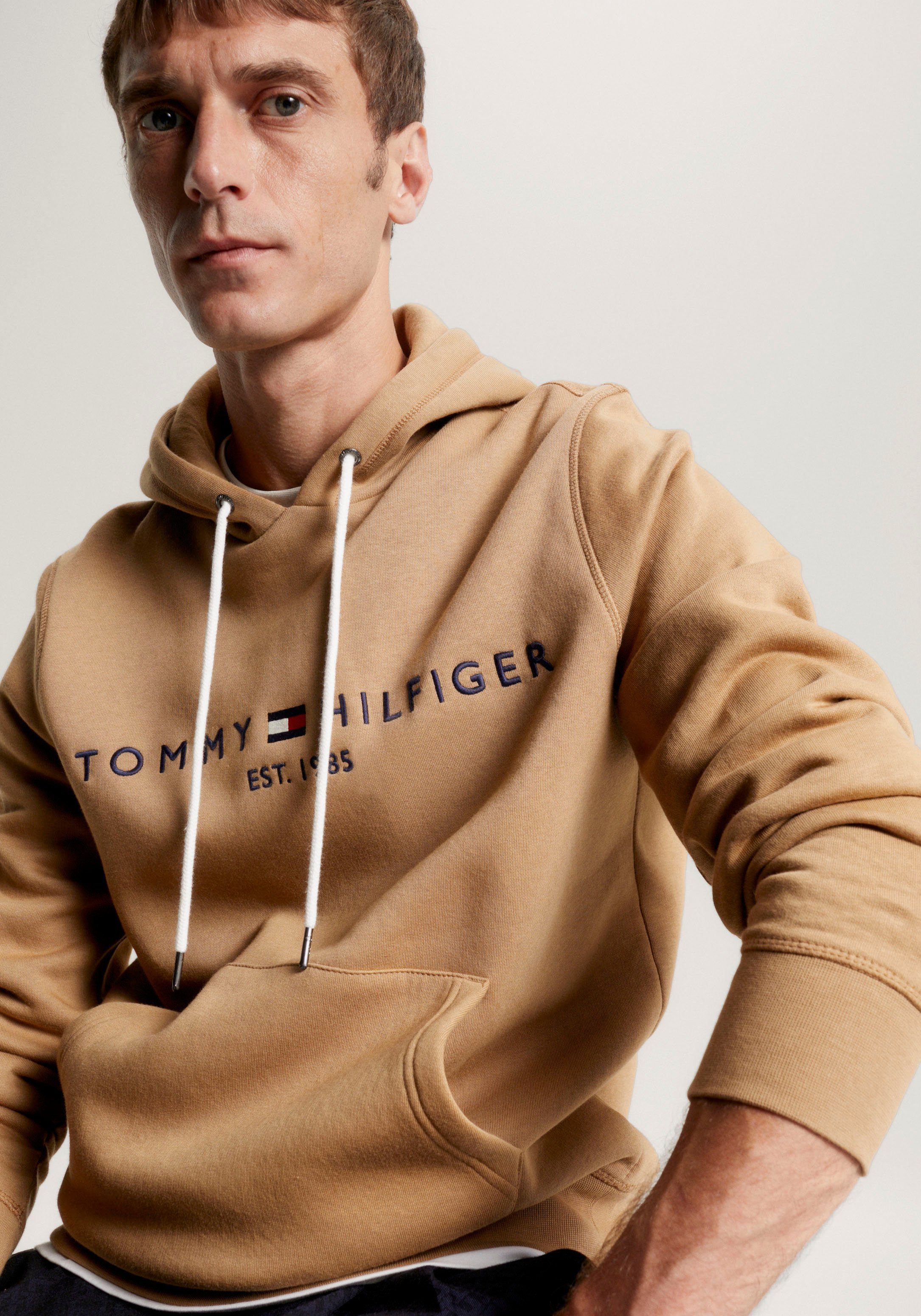 Tommy Hilfiger Kapuzensweatshirt TH-Schriftzug LOGO TOMMY mit Brust HOODY Khaki gesticktem Countryside auf der