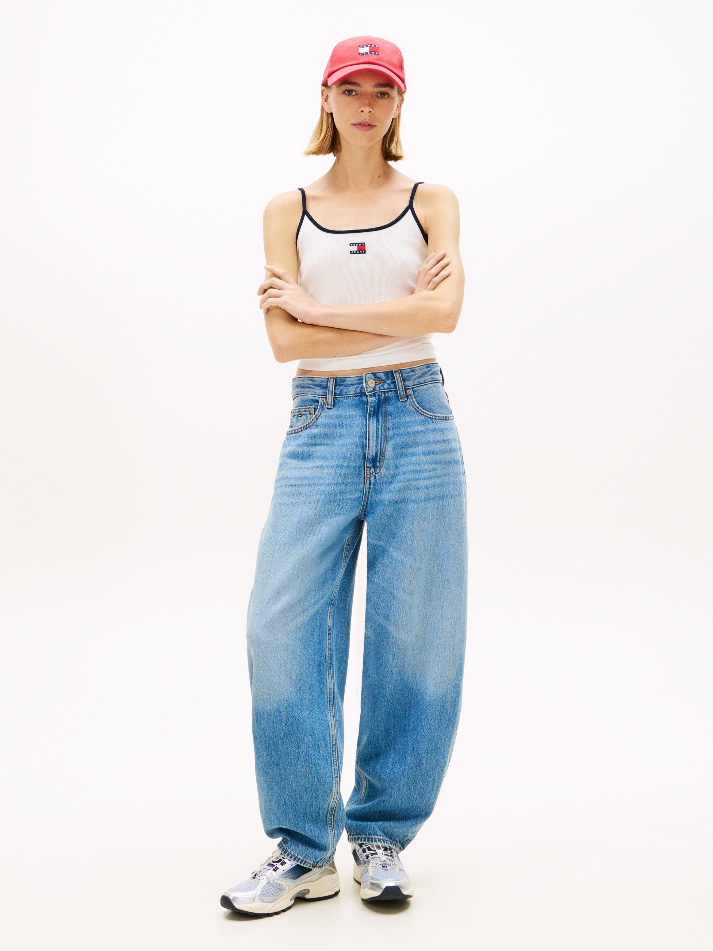 Tommy Jeans T-Shirt TJW SLIM BADGE STRAPPY TOP mit den auffälligen Kontrastdetails