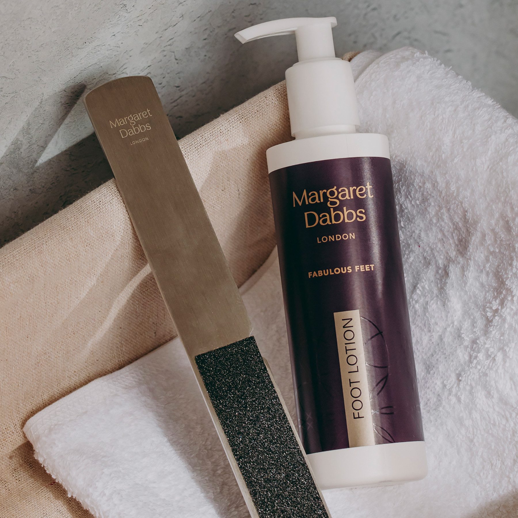 Margaret Dabbs Fußlotion Margaret Dabbs Fußpflege Fußpflegelotion mit Bio-Emuöl und Zitronenmyrte, ideal gegen müde, schmerzende Füße, hydratisierend und regenerierend, Awardwinner & Highlight.