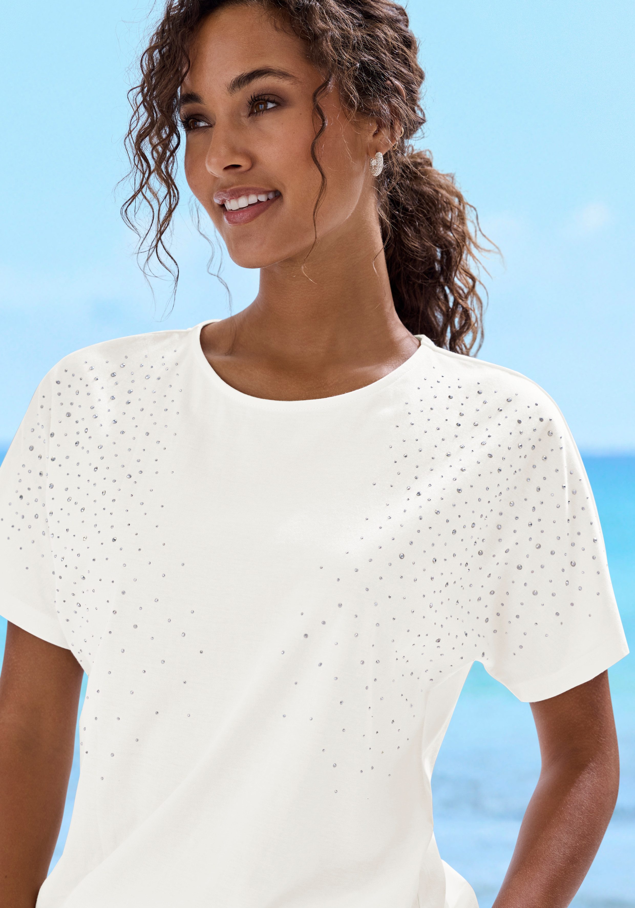 LASCANA Kurzarmshirt mit Glitzersteinen aus weichem Baumwoll-Viskose-Jersey – Bild 5 von 5