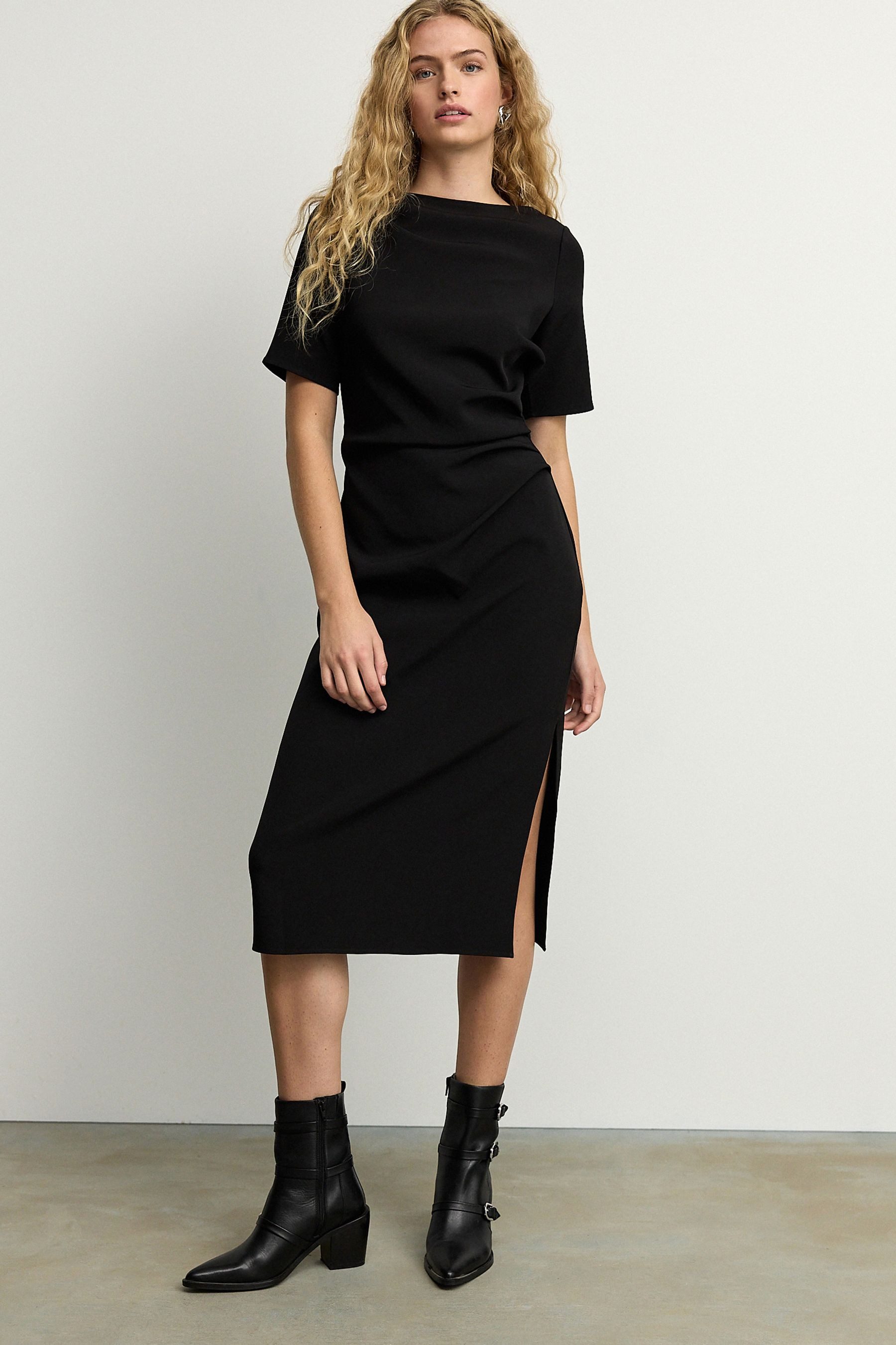 Next Midikleid Kurzärmeliges Midikleid mit Rüschen (1-tlg)