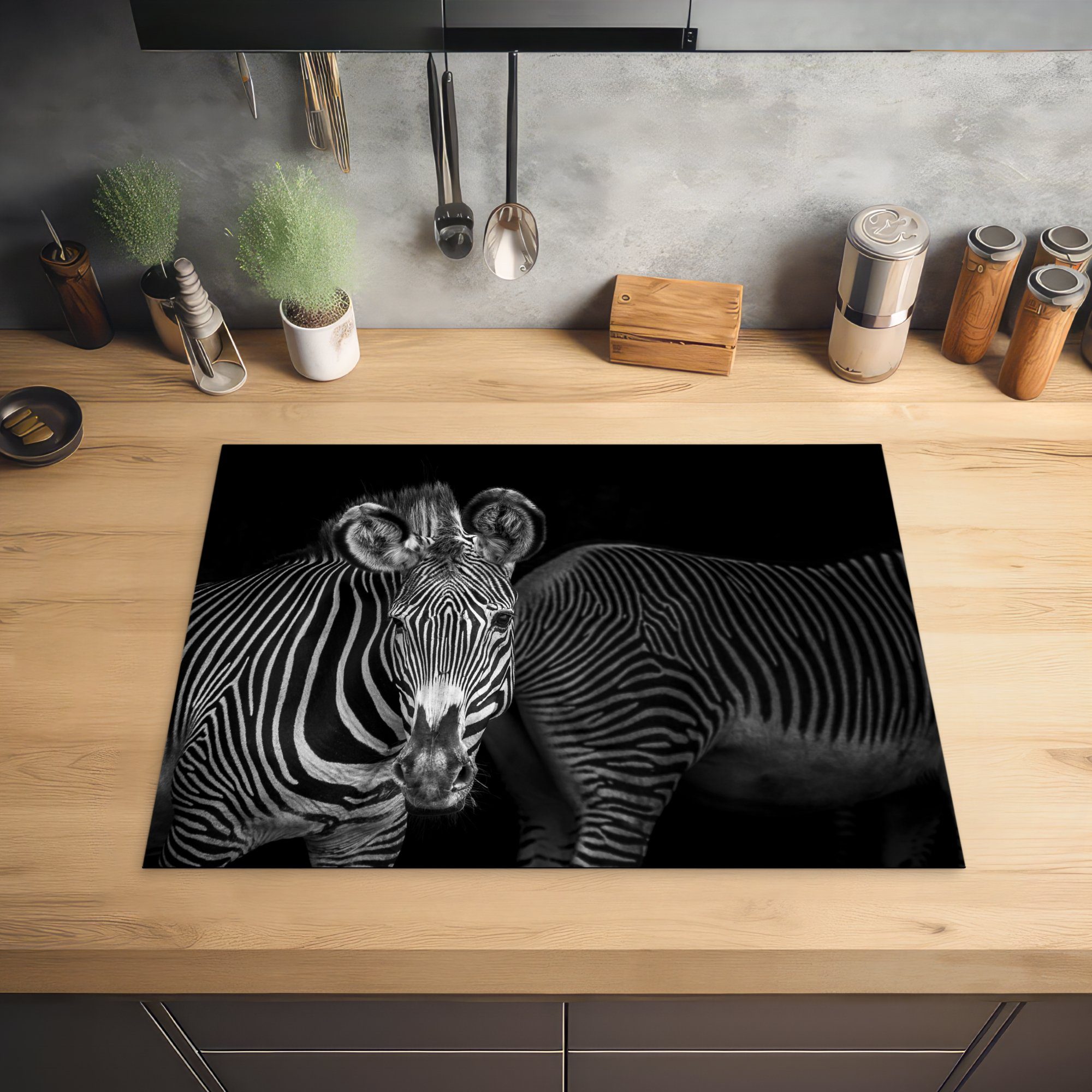 MuchoWow Herdblende-/Abdeckplatte Zebras auf schwarzem Ceranfeldabdeckung tlg), Mobile 70x52 cm, Arbeitsfläche Hintergrund, nutzbar, (1 Vinyl