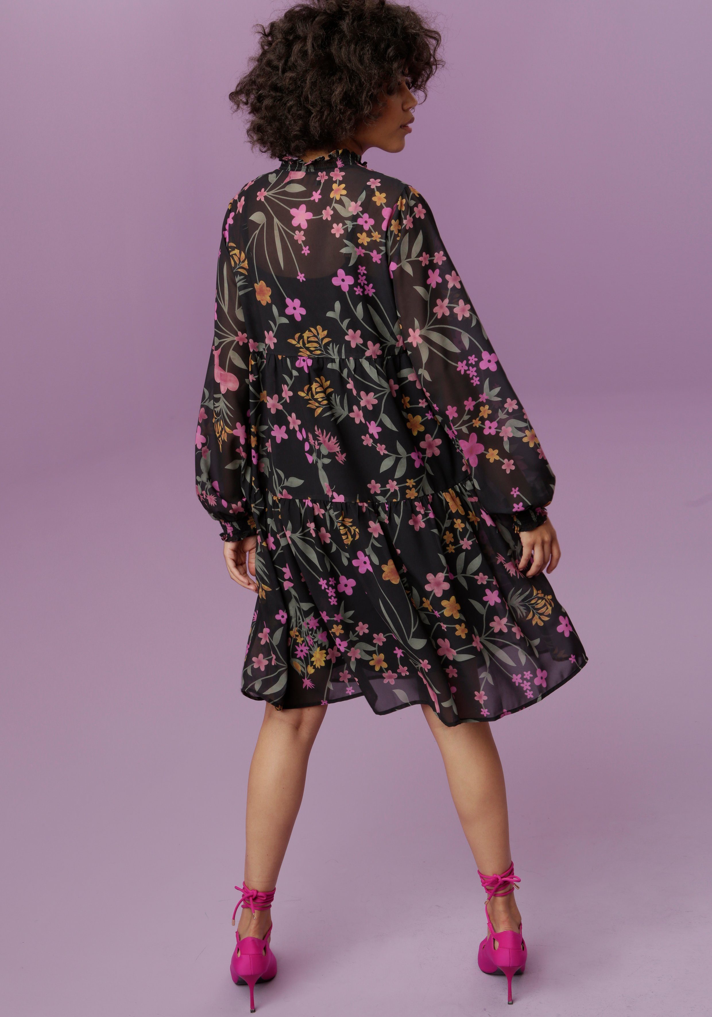 farbenfrohem mit Blusenkleid Aniston CASUAL Blumenstruck