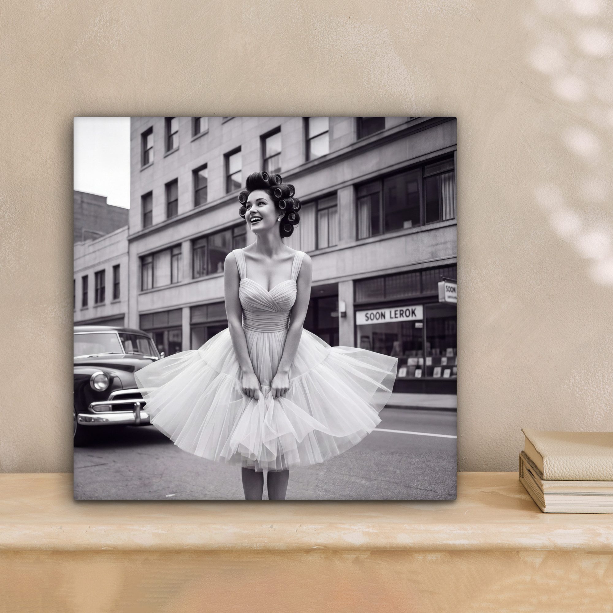 OneMillionCanvasses® Leinwandbild Retro - Frau - Schwarz - Weiß, Fotodruck (1 St), Wandbild, Deko Schlafzimmer Wohnzimmer Flur 20x20 cm