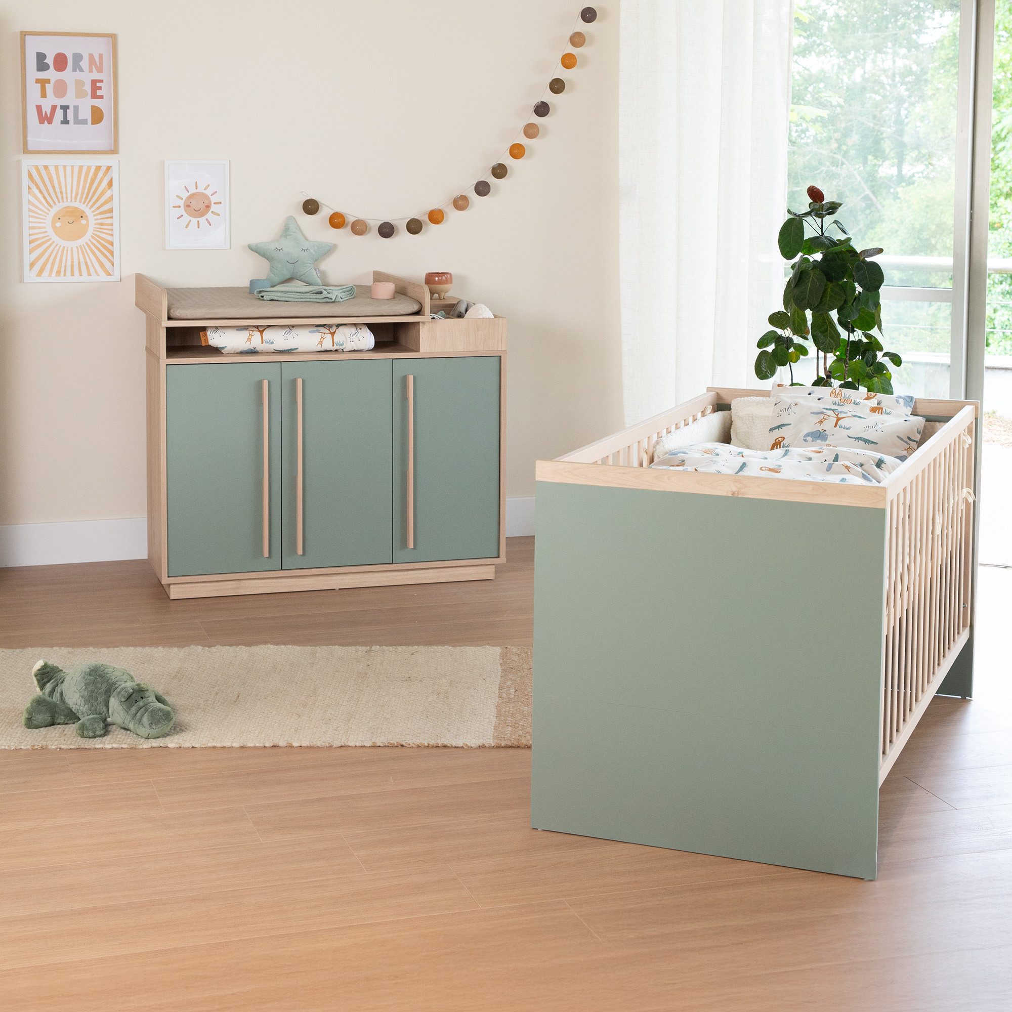 roba® Babymöbel-Set Selva - modernes Kinderzimmer aus Holz in Reed Green, (Set, 2-tlg., Babybett 70 x1 40 cm &, Wickelkommode), Griffe & Füße aus Massivholz - Skandinavisches Design - MADE IN EUROPE