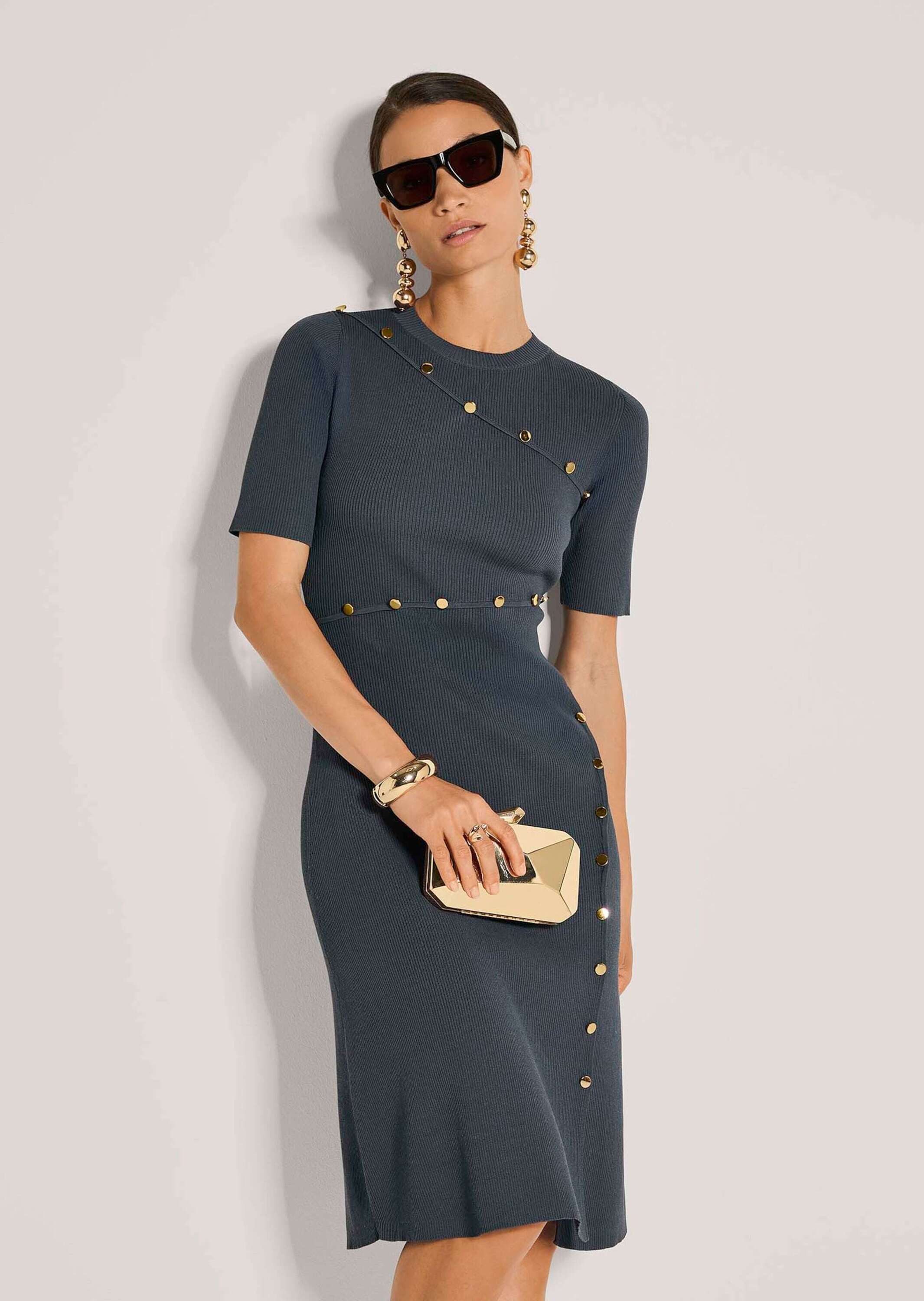 MADELEINE Strickkleid Elegantes Kleid mit Zierknöpfen Kleid mit Rundhalsausschnitt, knieumspielende Länge, halblange Ärmel