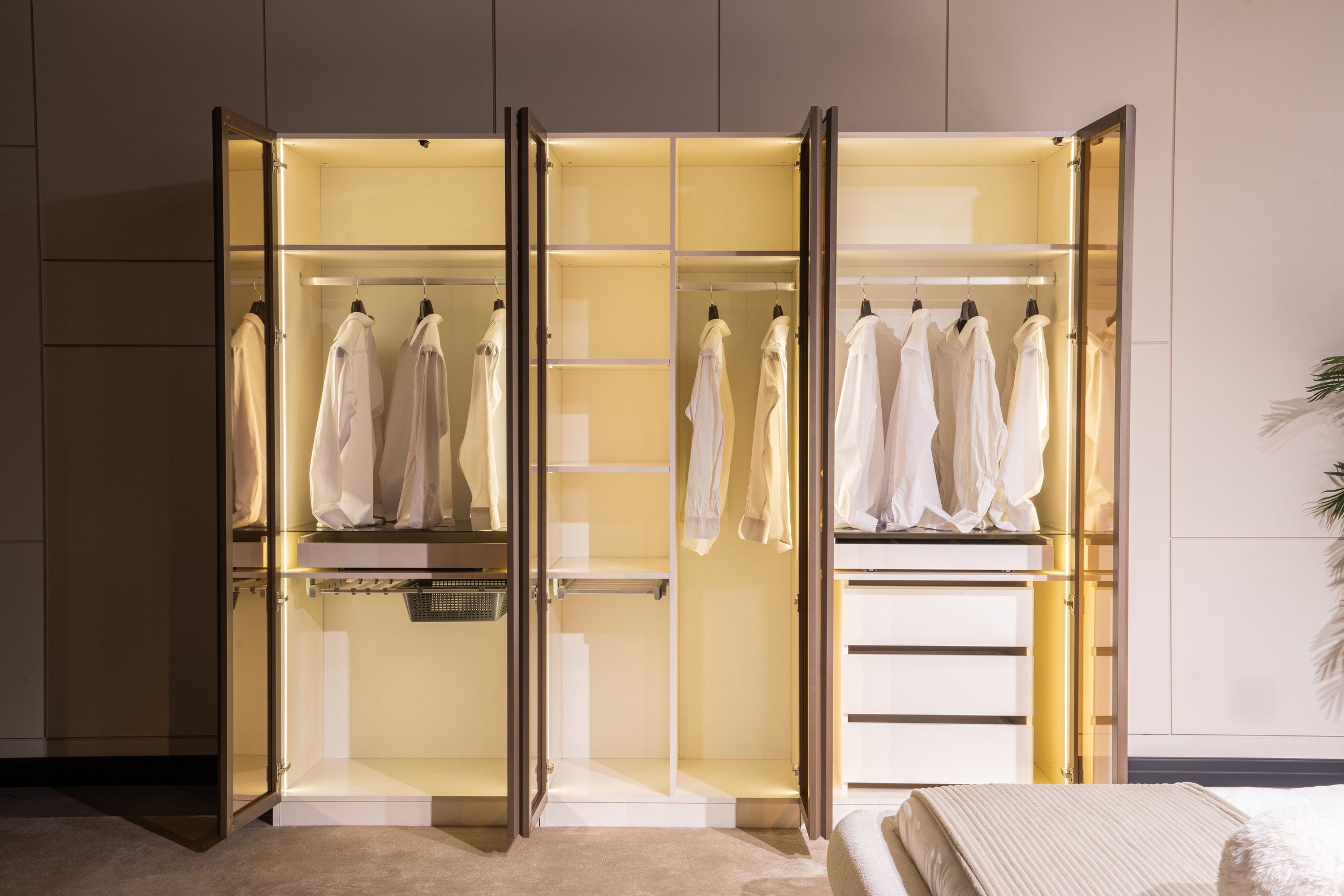 JVmoebel Kleiderschrank Designer Schlafzimmerschrank mit Glastüren und großzügigem Stauraum (Kleiderschrank) Made in Europa
