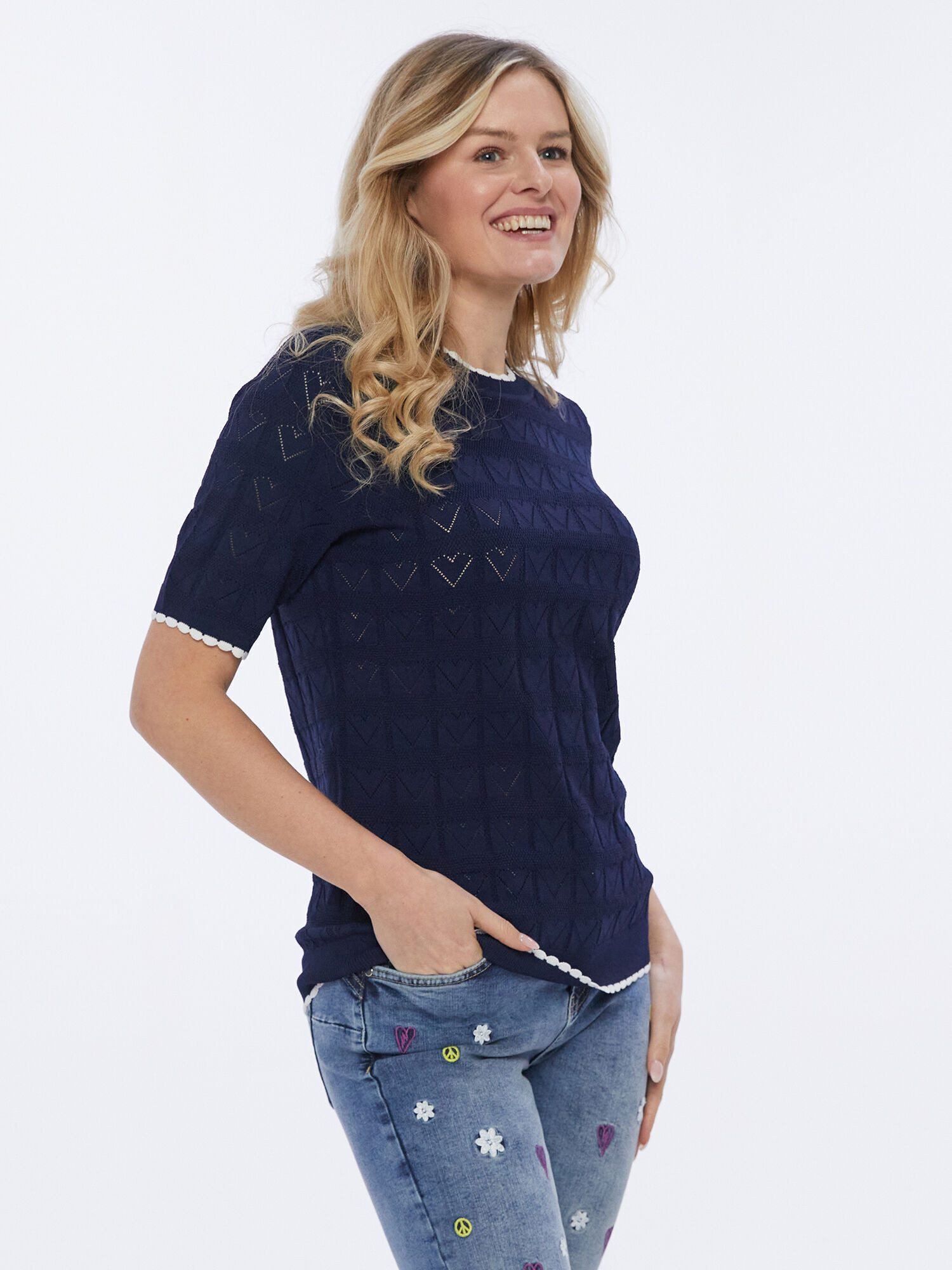 Edwina Eidtmann Rundhalspullover Kurzarmshirt mit allover Herzintarsien