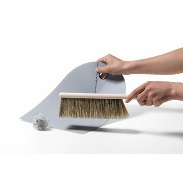 Normann Copenhagen Kleinfeger Handfeger und Kehrblech Dustpan and Broom Hellgrau