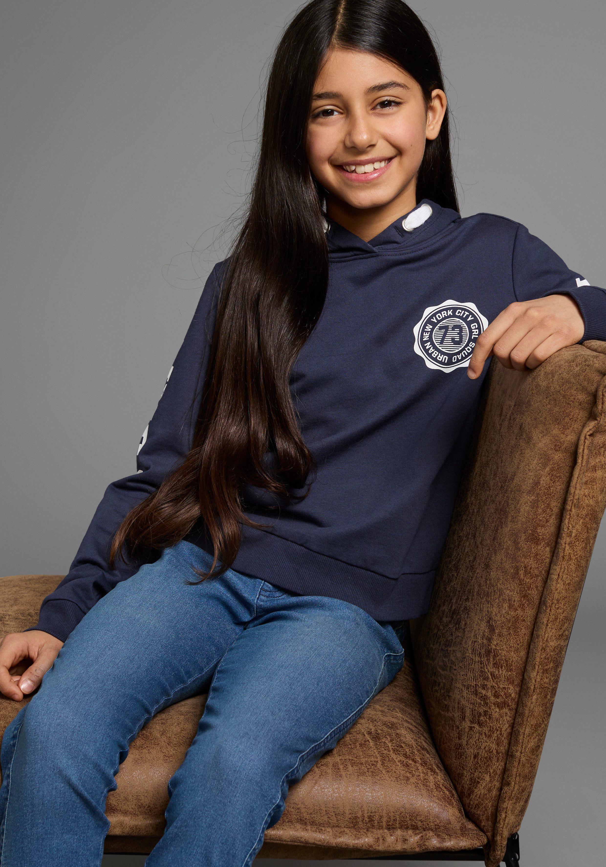 KIDSWORLD Kapuzensweatshirt Shirt mit Ärmelprint Langarm, mit stylischem Print, mit Kapuze, aus Baumwolle