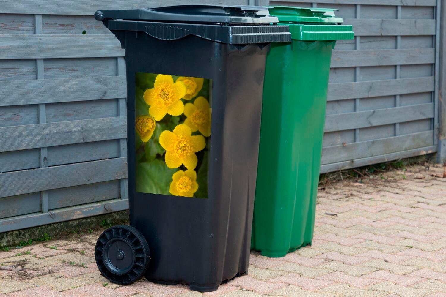 MuchoWow Wandsticker - Nahaufnahme - St), (1 Grün Mülleimer-aufkleber, Mülltonne, Container, Butterblumen Abfalbehälter Sticker