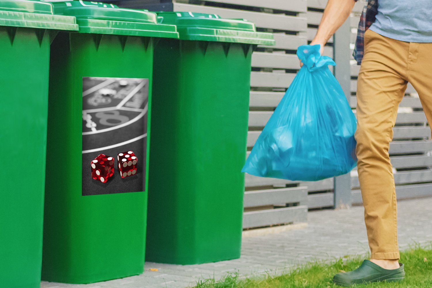 Ein mit Container, roten von Schwarz-Weiß-Foto Mülltonne, Sticker, Pokertisch Abfalbehälter (1 MuchoWow Mülleimer-aufkleber, einem St), Würfeln Wandsticker