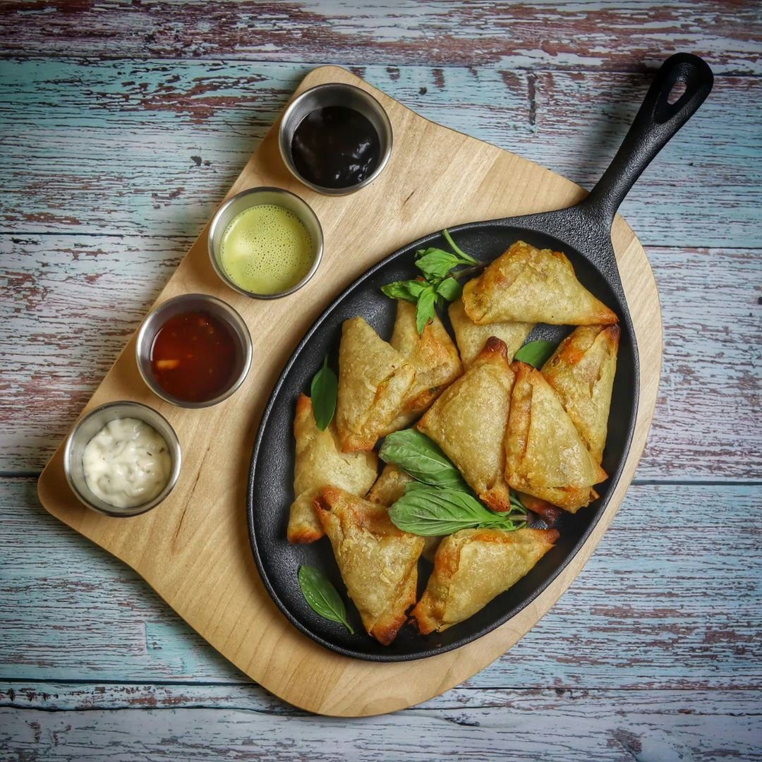 BBQ-Toro Servierpfanne Gusseisen Servierpfännchen mit Edelstahl Dippschalen und Holzunterlage, Gusseisen (Servierpfännchen-Set, 1-tlg), Thermoresistent