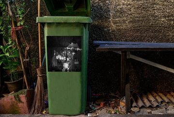 MuchoWow Wandsticker Altmodische Küche mit Kräutern in Weckgläsern - schwarz und weiß (1 St), Mülleimer-aufkleber, Mülltonne, Sticker, Container, Abfalbehälter