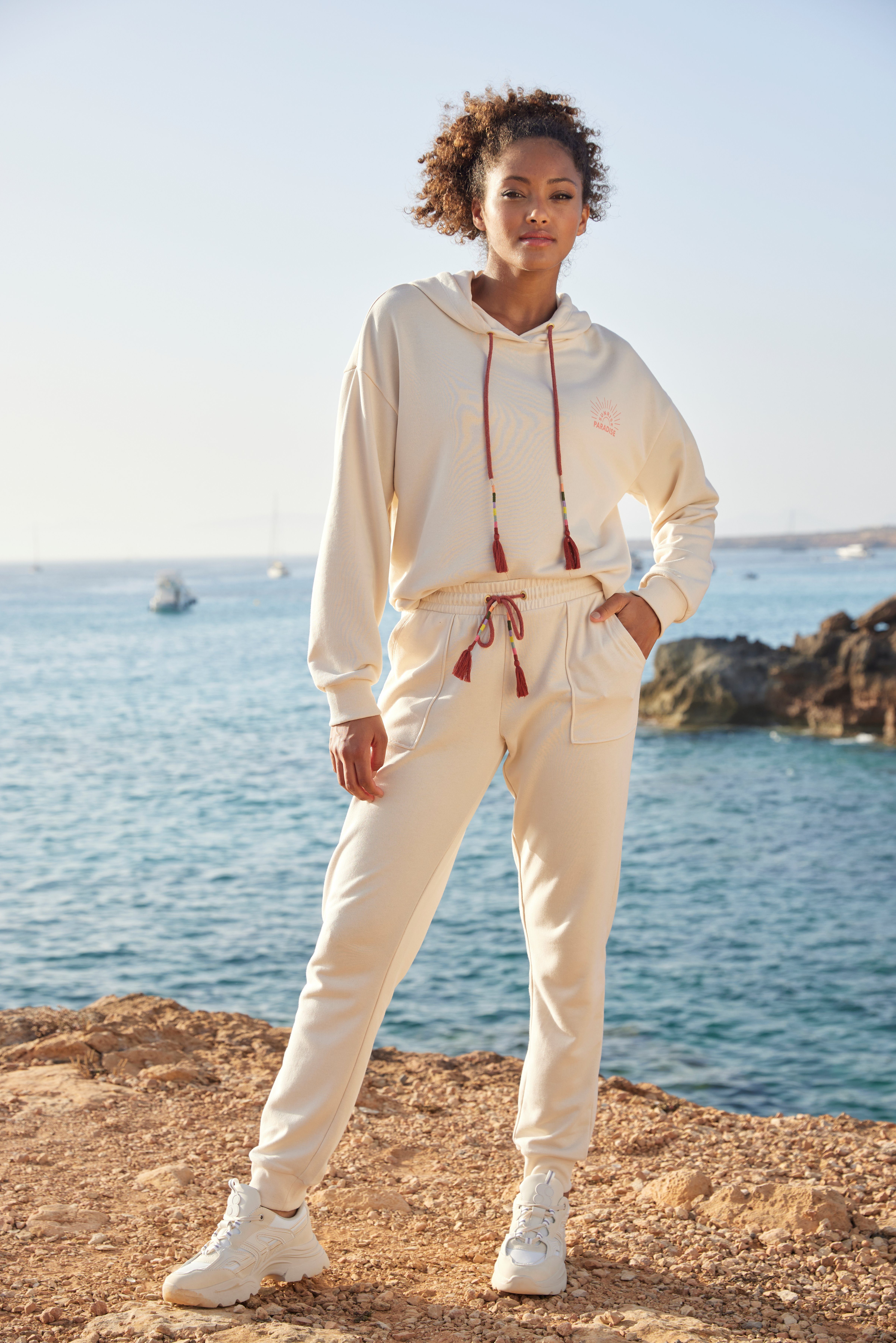 Vivance Hoodie Kapuzensweatshirt mit Print, Loungewear