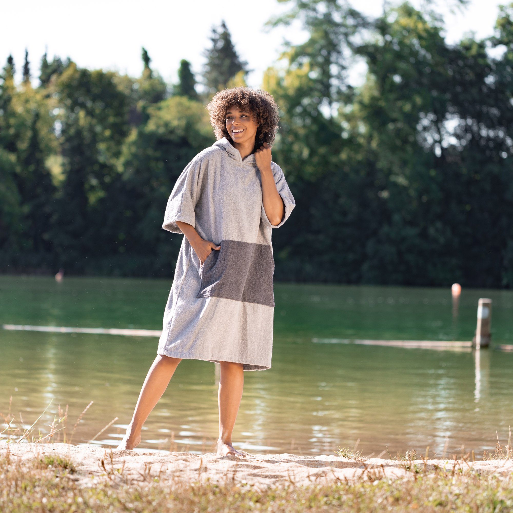 Kapuze, 100% Grau mit für HOMELEVEL Unisex Badeponcho Baumwolle aus Erwachsene Baumwolle Unisex-Bademantel