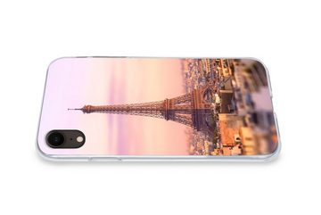 MuchoWow Handyhülle Blick über Paris mit dem darüber aufragenden Eiffelturm, Handyhülle Apple iPhone XR, Smartphone-Bumper, Print, Handy