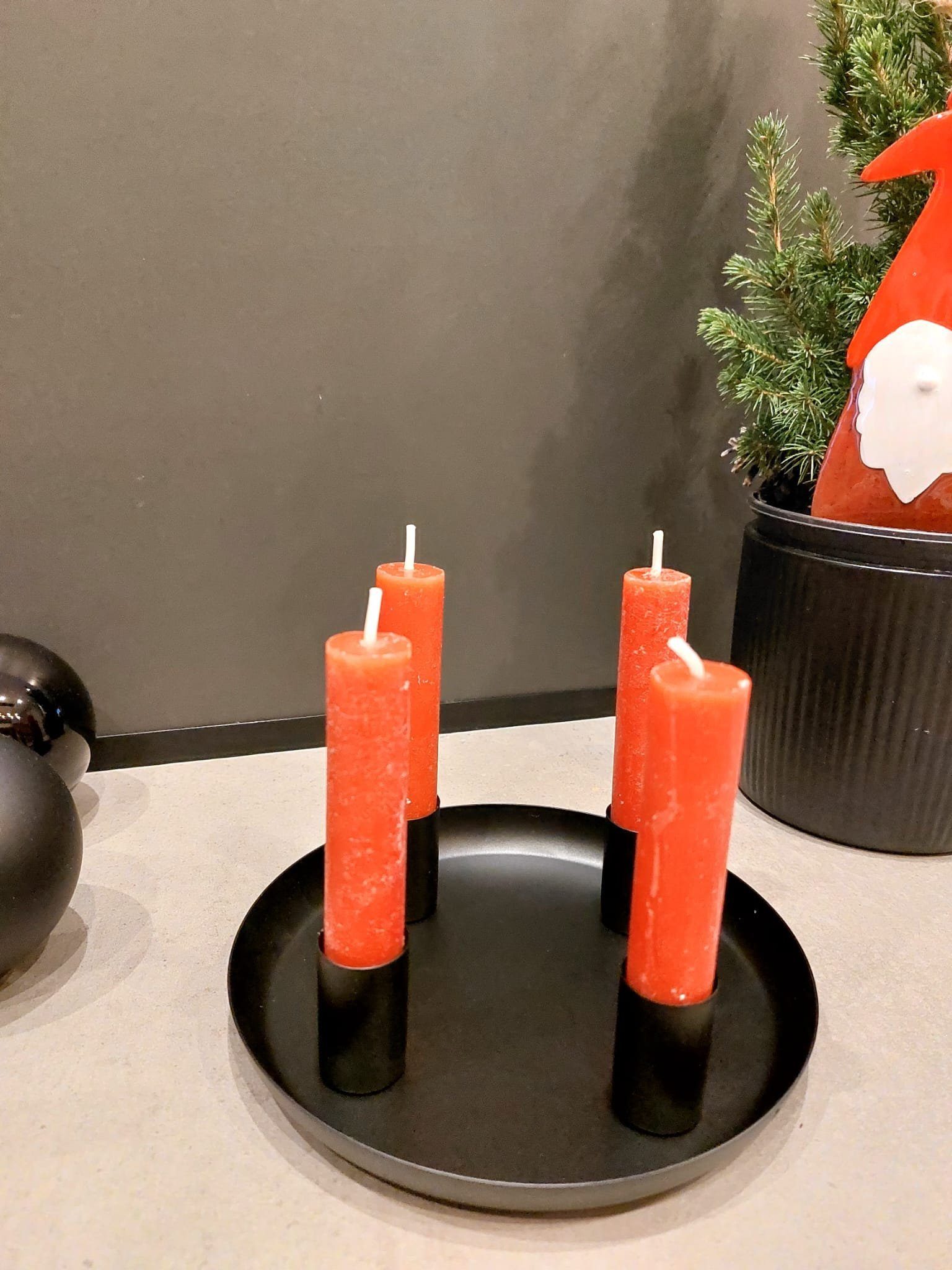 Vosteen Adventskranz Kerzenhalter schwarz matt rund,Tablett mit 4 roten Kerzen, Kerzen mit langer Brenndauer je 5 Std