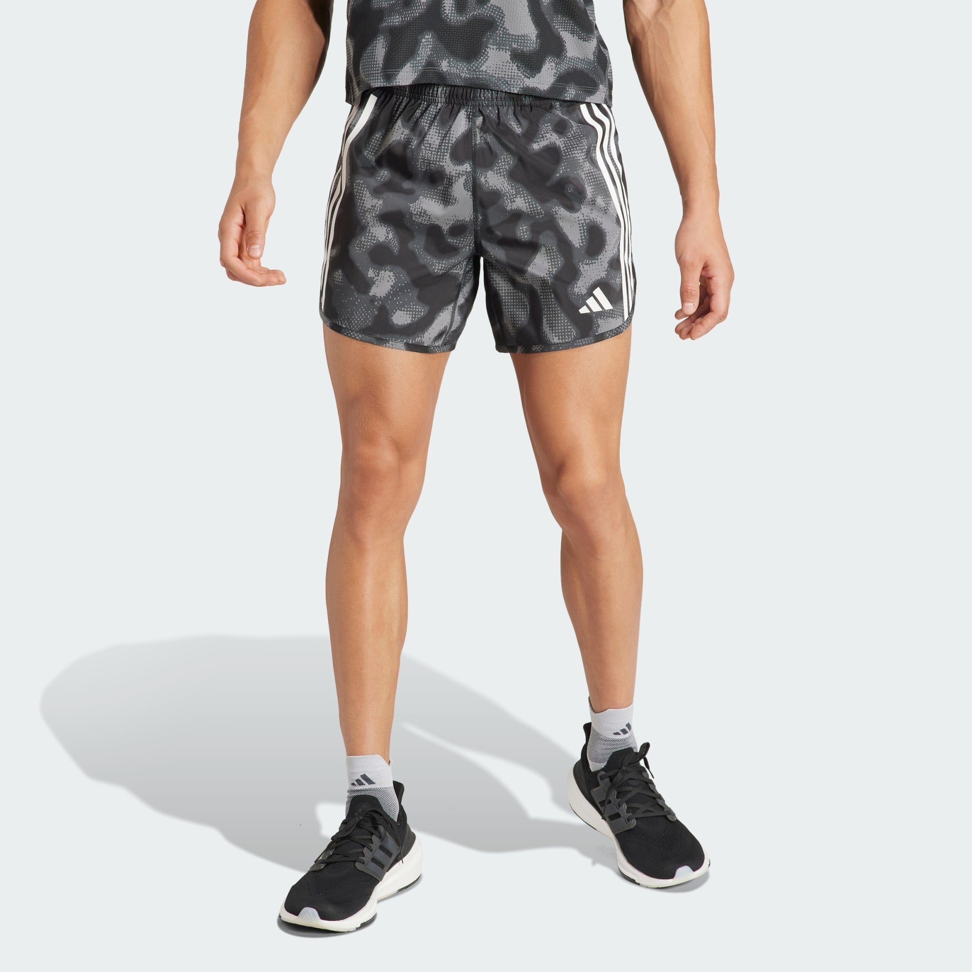 ist trägt ALLOVER SHORTS, groß Größe Performance Dieses OWN THE PRINT 184 3-STREIFEN Model adidas Laufshorts RUN cm und