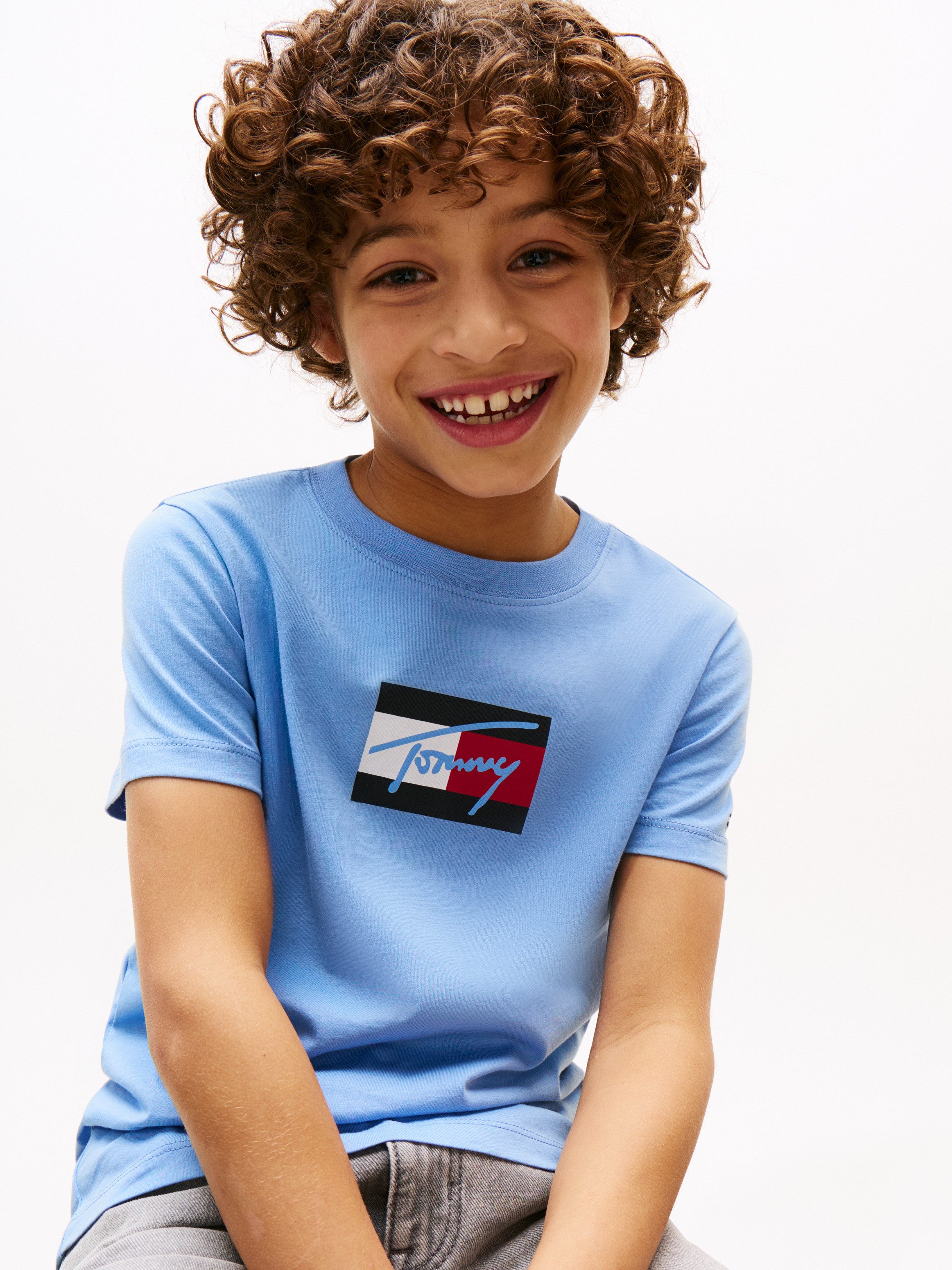 Tommy Hilfiger T-Shirt TOMMY SCRIPT FLAG PRINT TEE SS für Kinder bis 16 Jahre, mit Logo-Print