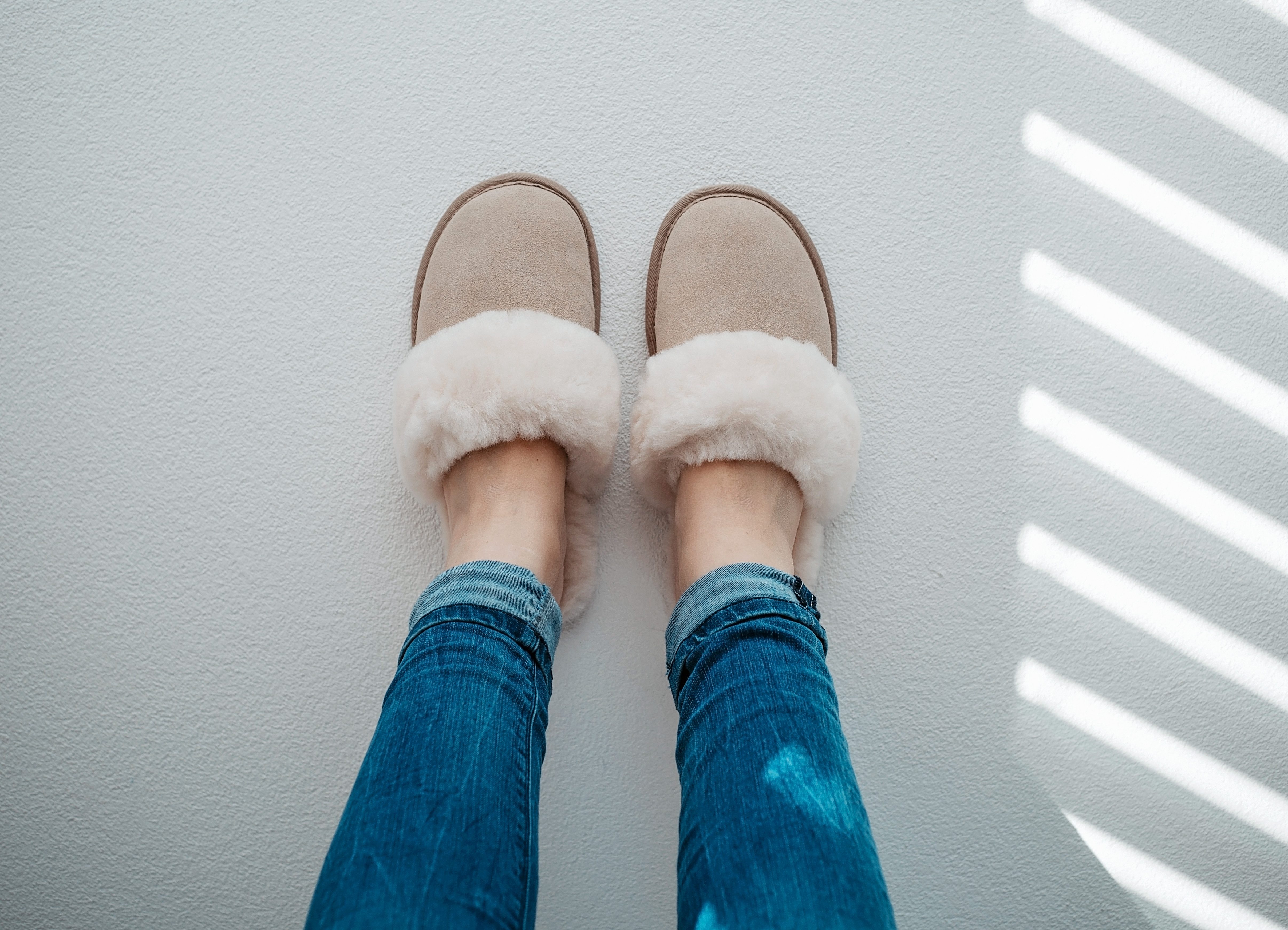 LIRA Deko Lammfell Damen Pantoffeln Slipper Puschen Plüsch Hausschuh (Lammfellschuhe Damen – Echtes Lammfell – warm & stilvoll) aus 100 % Lammfell, Leder, beige, atmungsaktiv