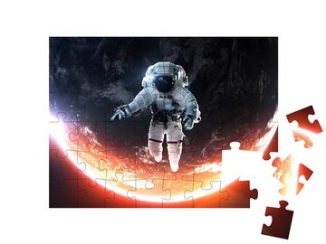 puzzleYOU Puzzle Astronaut auf dem Weltraumspaziergang, 48 Puzzleteile, puzzleYOU-Kollektionen