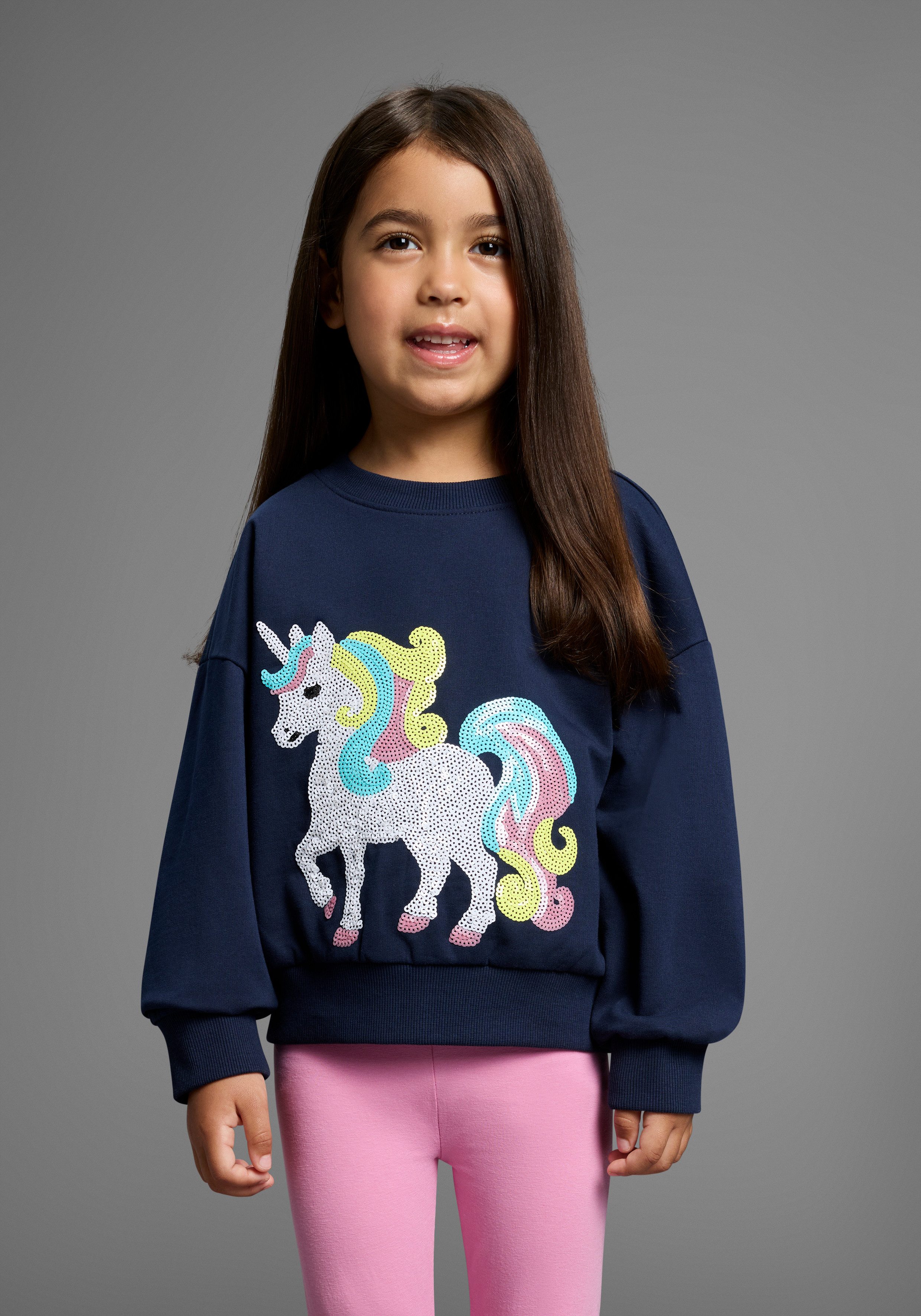 KIDSWORLD Sweatshirt Einhorn-Applikation für kleine Mädchen Sweatshirt mit schimmernden Pailletten-Applikationen